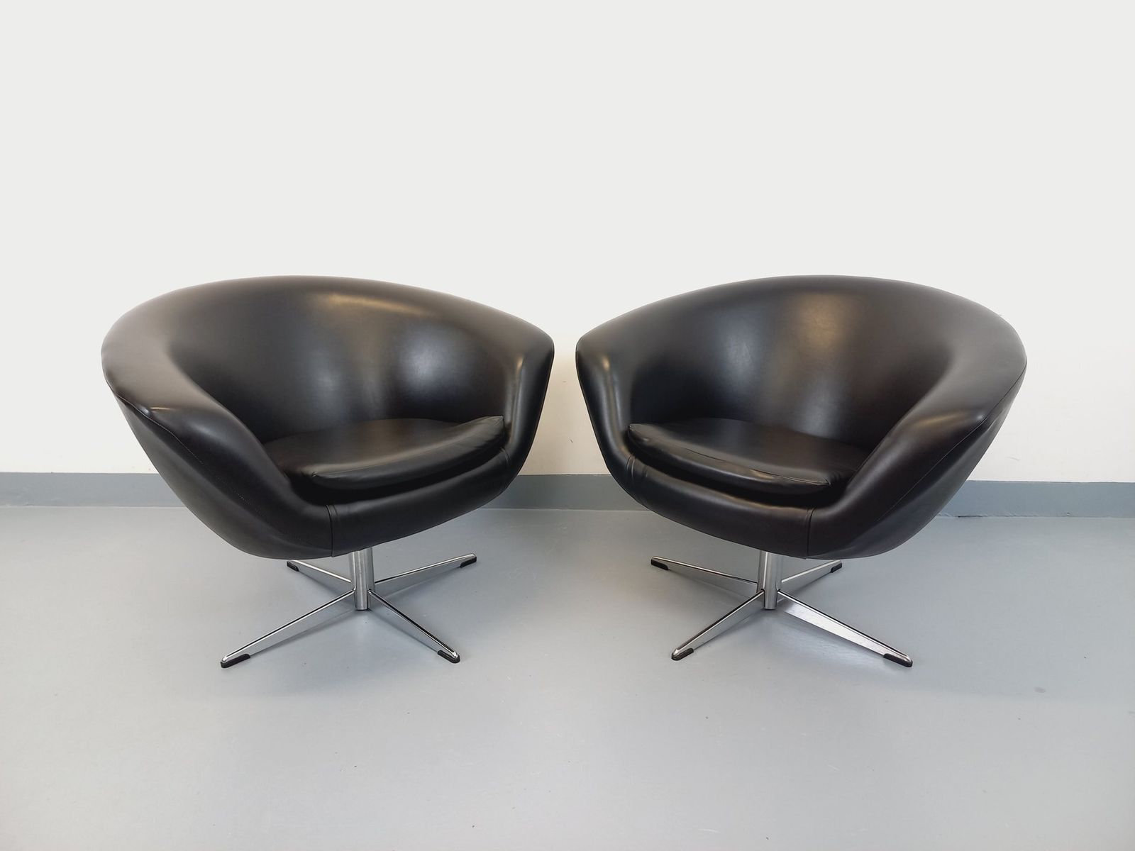 2 Swivel Armchairs In Black Imitation Leather And Chrome photo vinterior