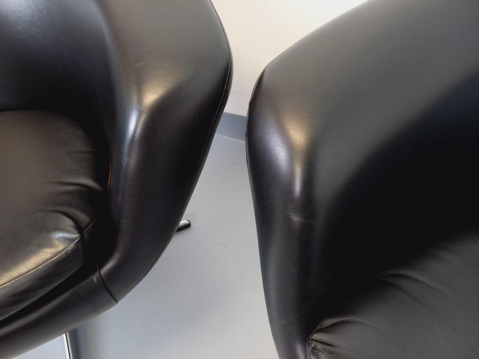 1197.0 2 Swivel Armchairs In Black Imitation Leather And Chrome photo