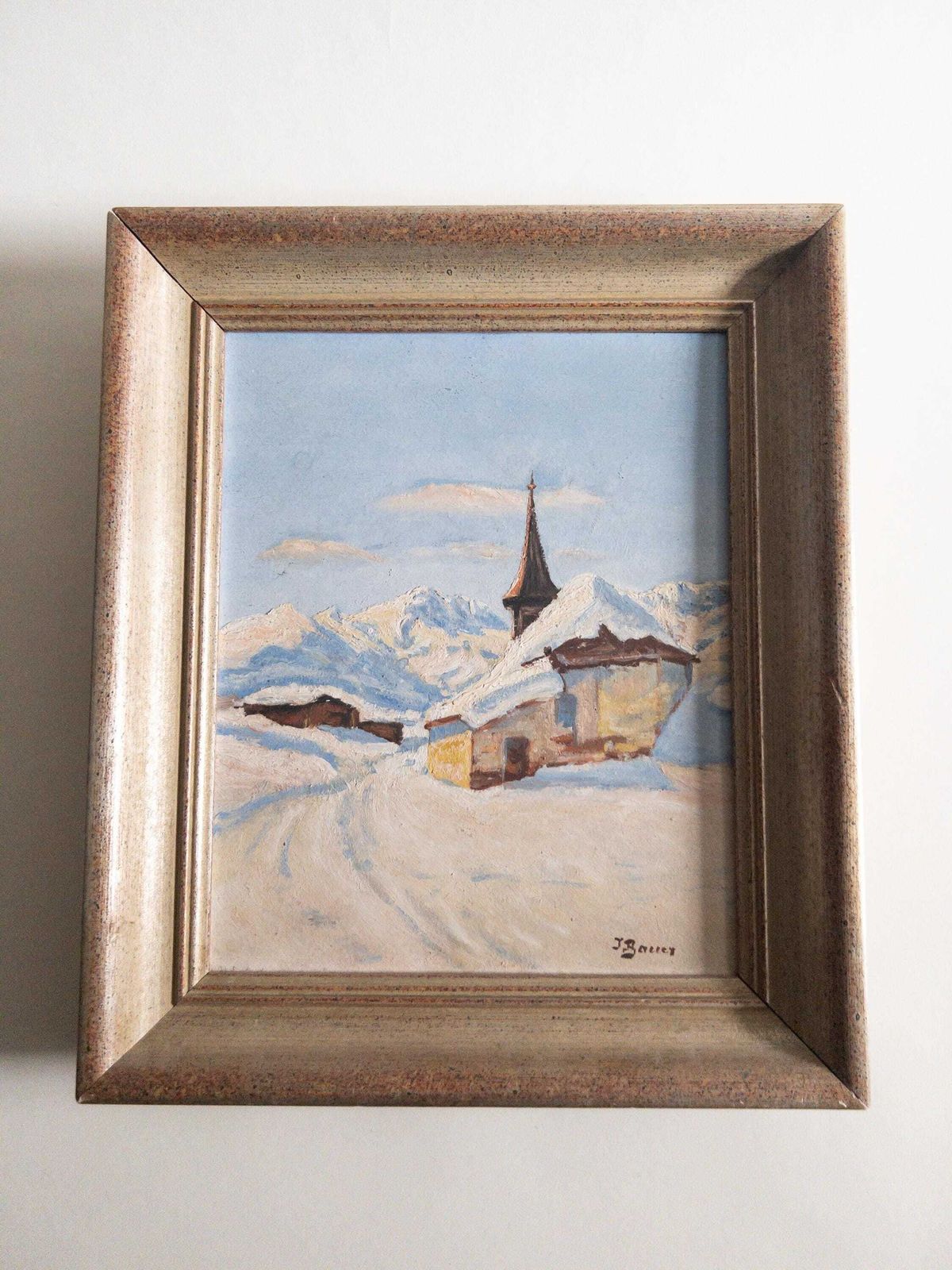 Peinture alpine mid-century représentant une chapelle de montagne enneigée, par J. Bauer photo vinterior
