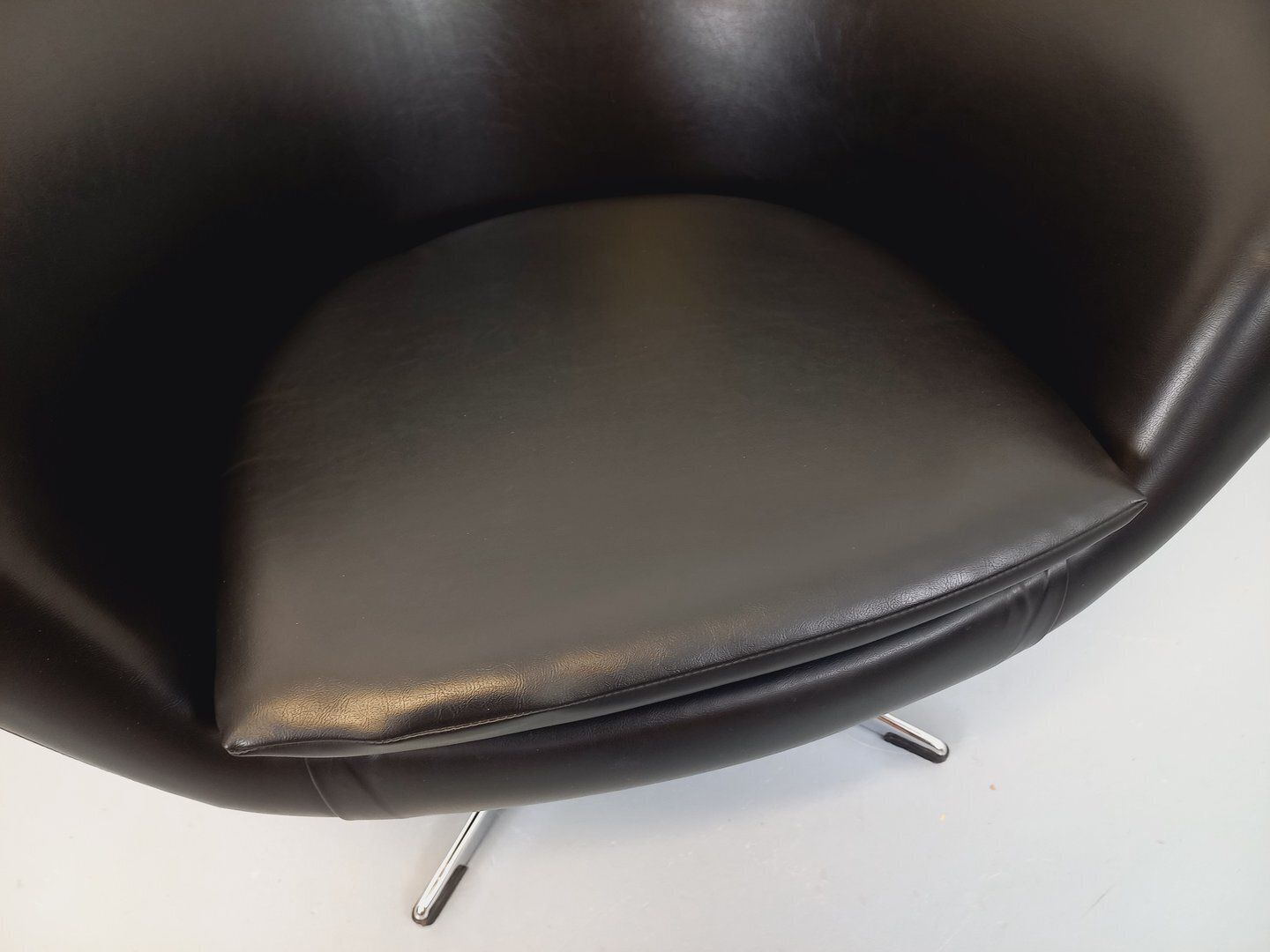 Swivel Armchair In Black Imitation Leather And Chrome photo vinterior