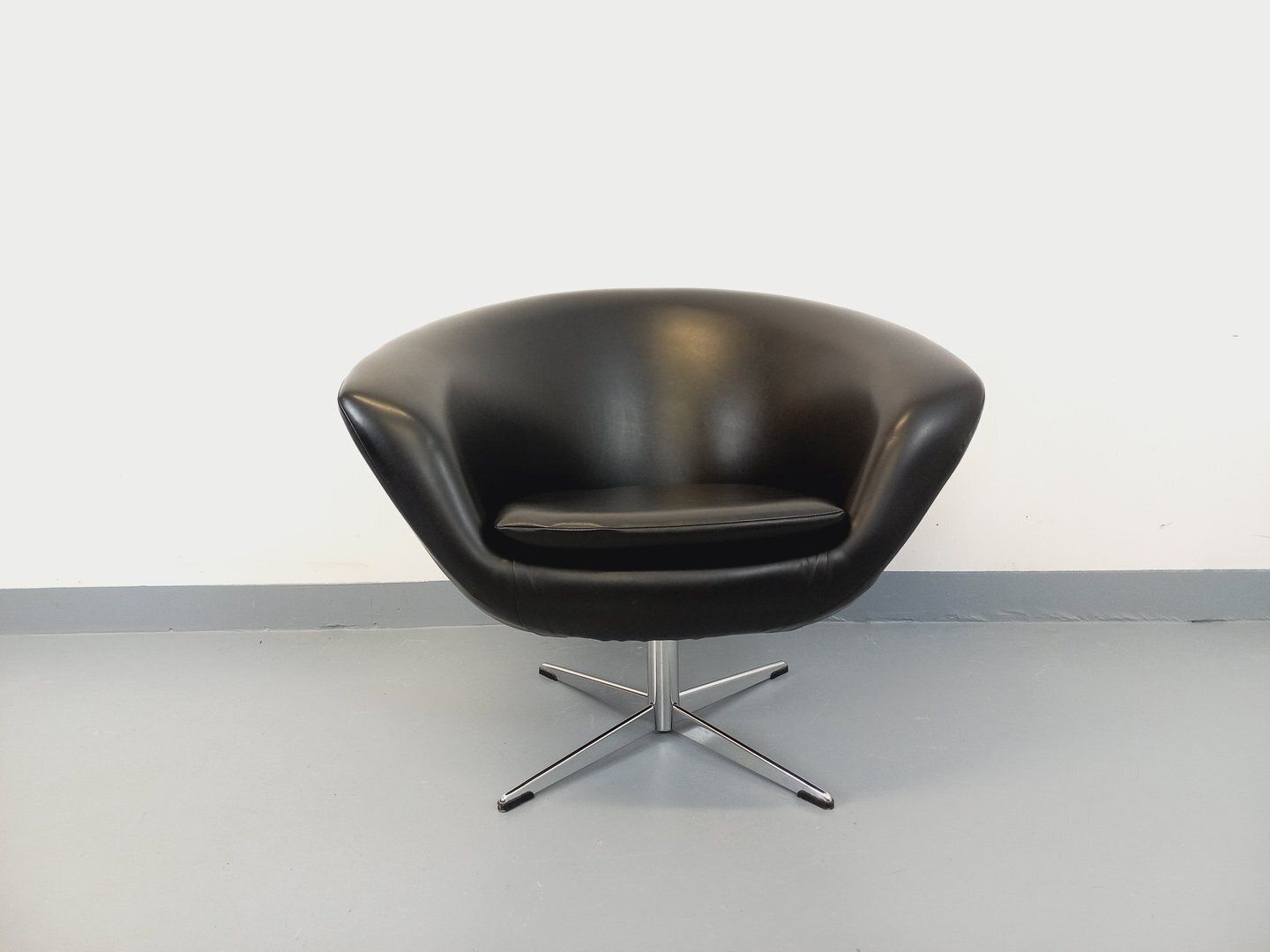 photo vintage Swivel Armchair In Black Imitation Leather And Chrome