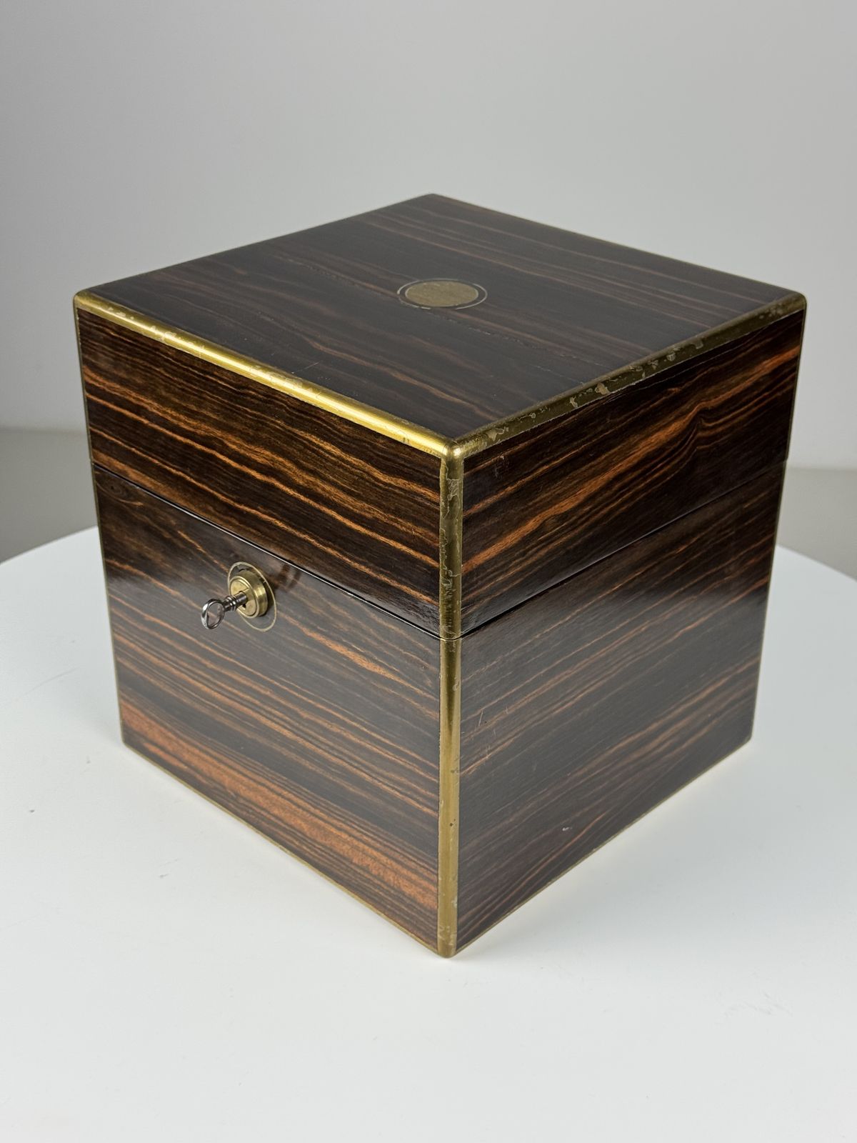 photo vinterior Decanter Box 19th Century, 1800s