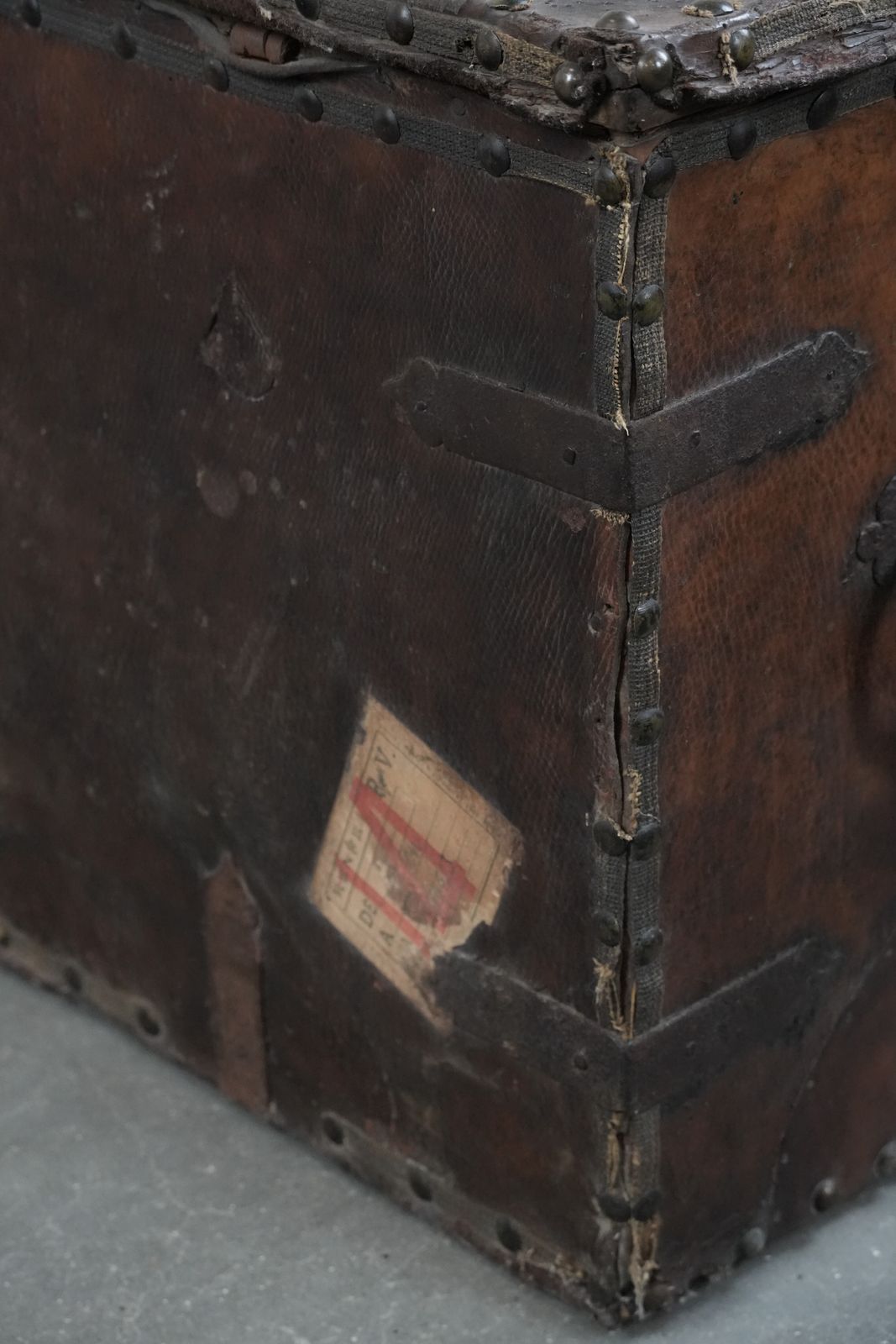 photo vintage Antieke Met Leer Beklede Kist/Kluis Met Sleutel En Uitstekende Patina Uit De 17e Eeuw