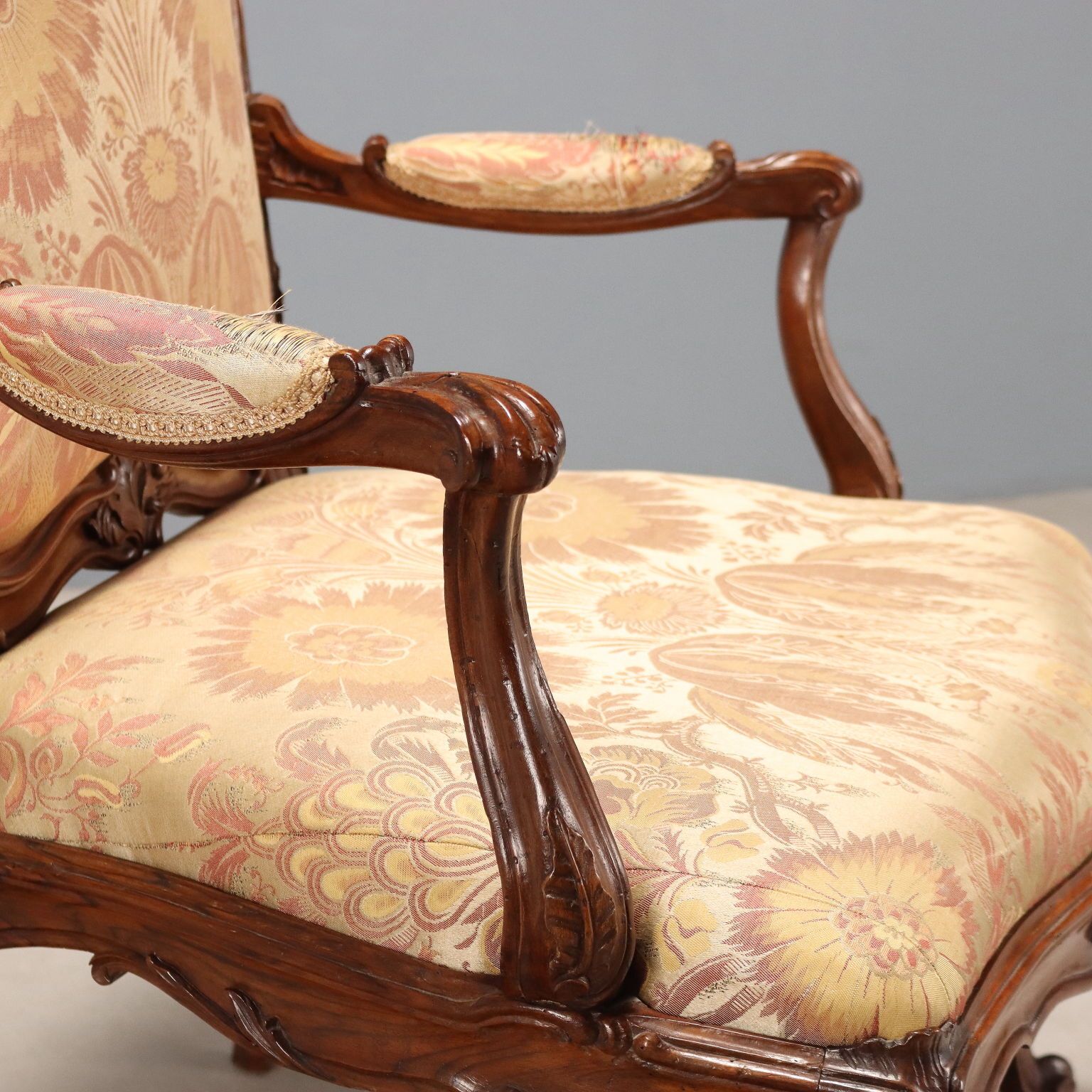 Fauteuil baroque en noyer et tissu, Gênes, XVIIIe siècle photo vinterior