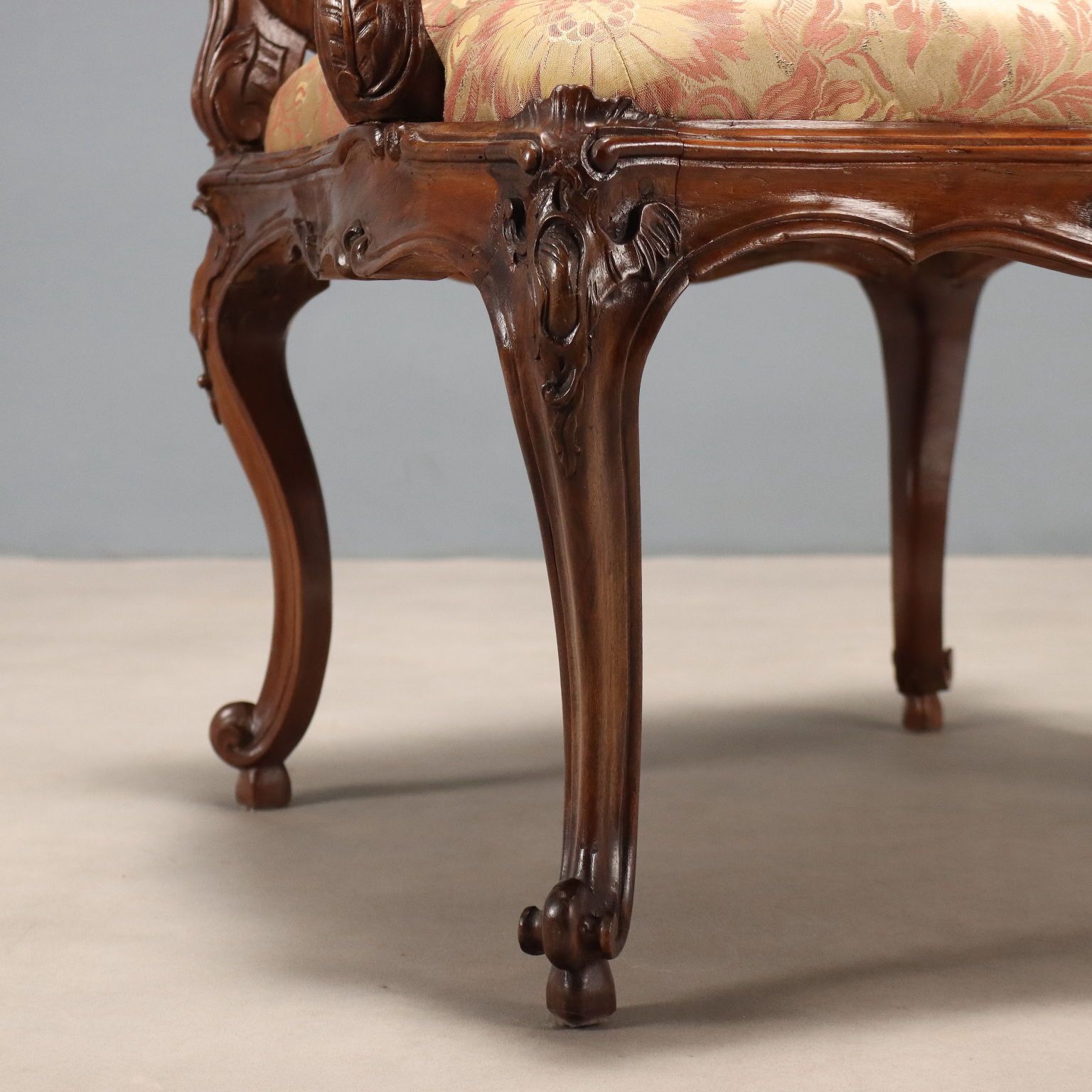 Fauteuil baroque en noyer et tissu, Gênes, XVIIIe siècle photo buy