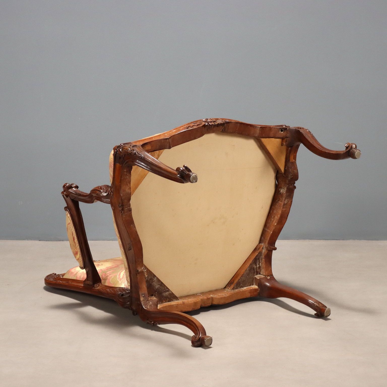 photo for sale Fauteuil baroque en noyer et tissu, Gênes, XVIIIe siècle