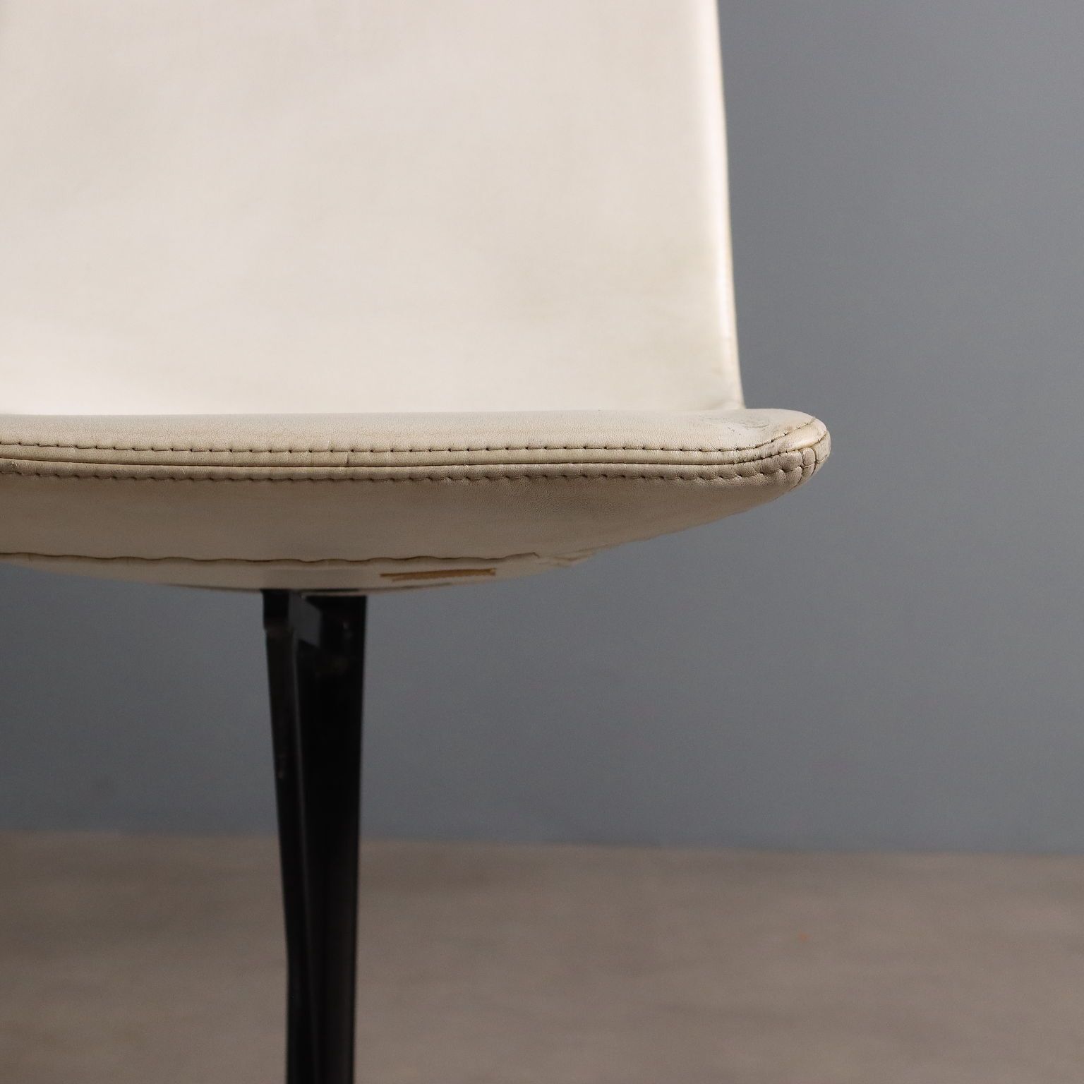 Vintage Saporiti stoelen, metaal met kunstleer, design Italië, ca. jaren 1960 photo buy