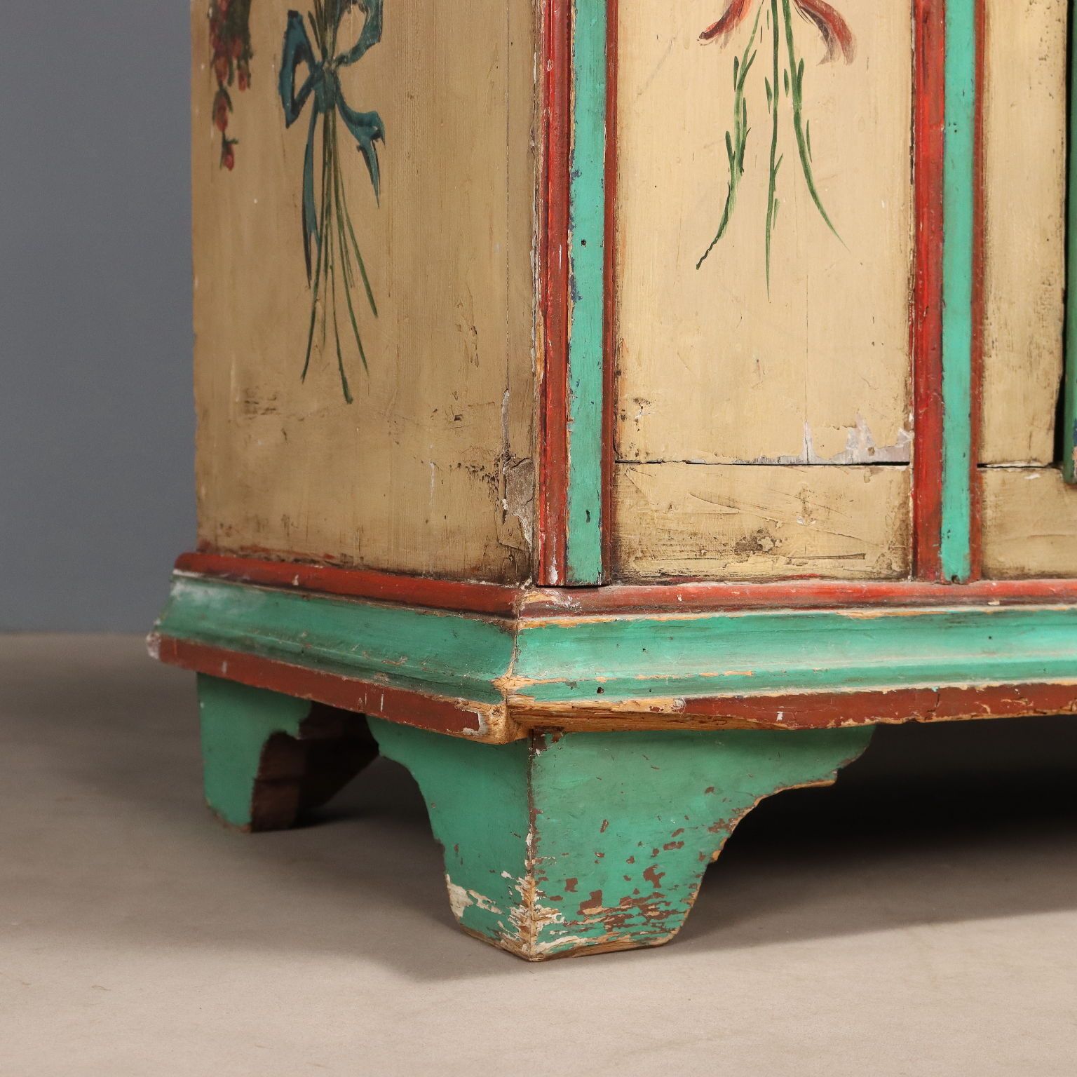 photo vinterior Armoire d'époque en bois laqué, Roumanie, XIXe siècle