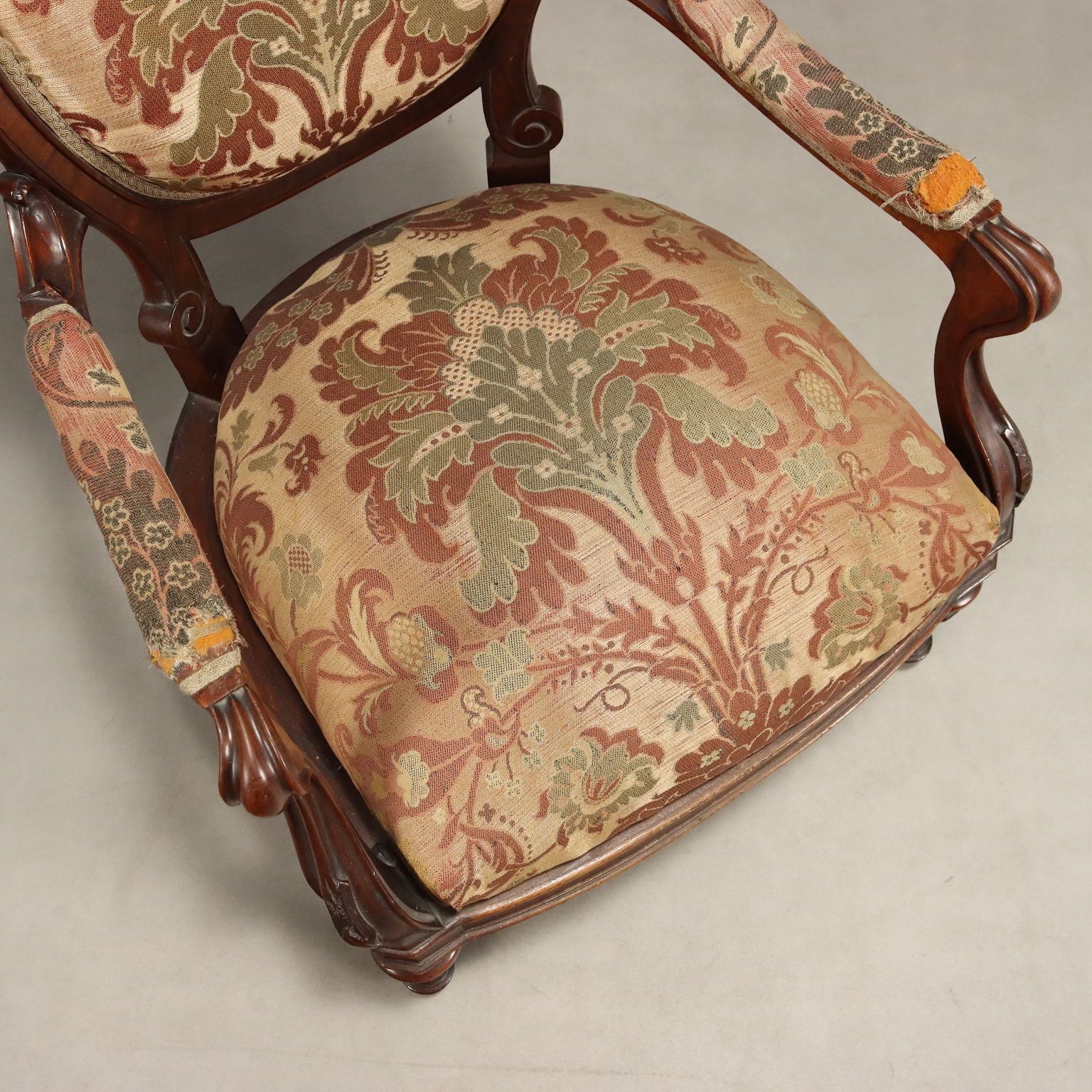photo furniture Antieke fauteuil Louis-Philippe walnoot stof Italië 19e eeuw