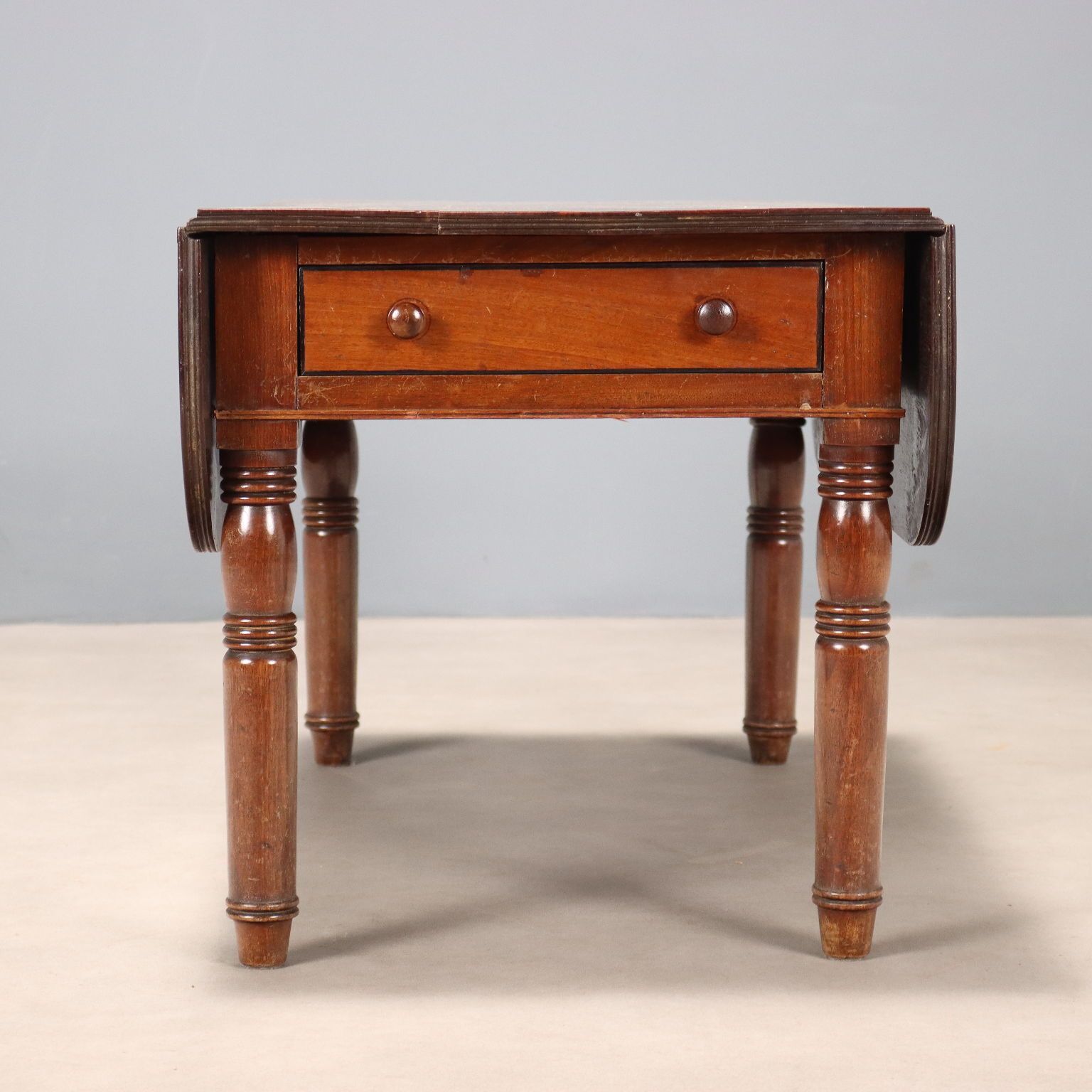 photo for sale Table d'appoint d'époque en acajou, Angleterre, XIXe siècle