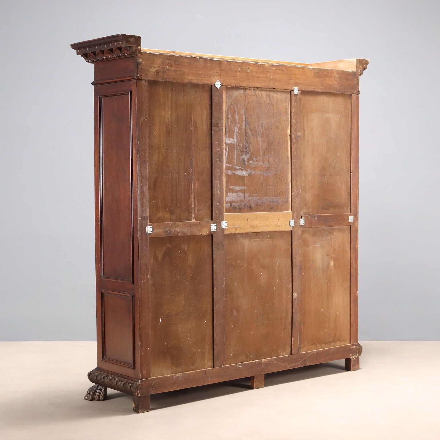 Mobilier Bibliothèque de style néo-Renaissance en noyer, XXe siècle photo