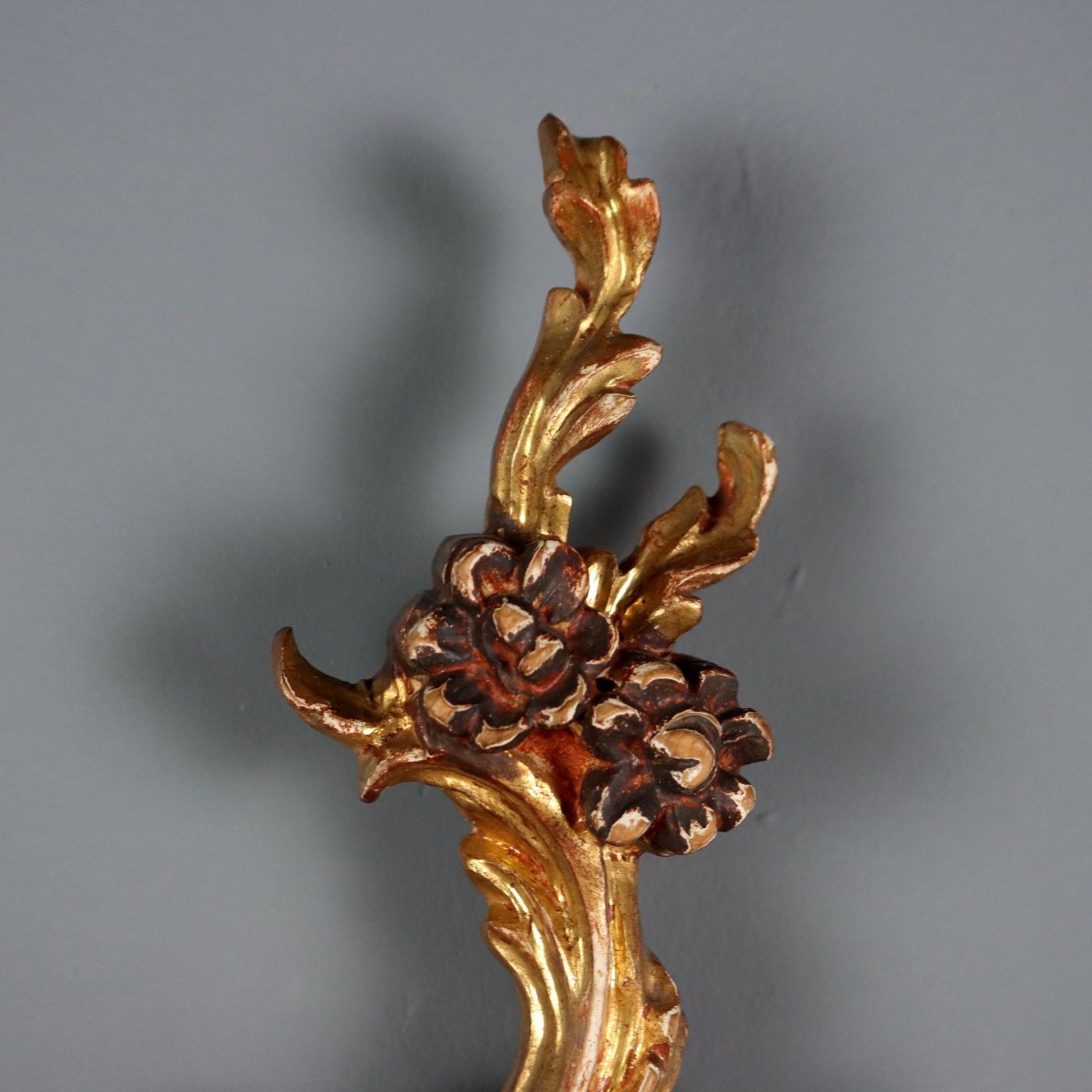 Appliques murales d'époque en bois sculpté, laqué et doré, Italie, début du XXe siècle photo for sale