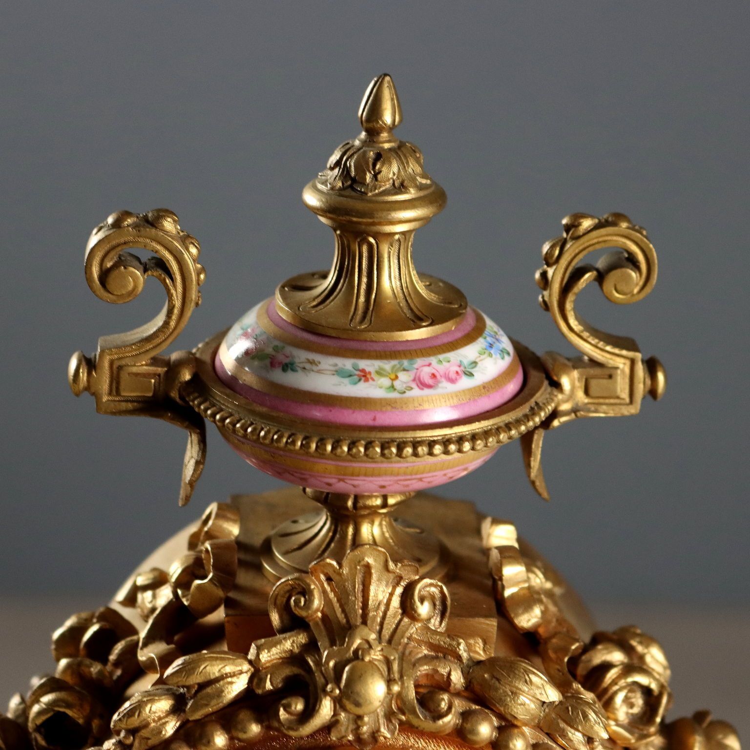 Pendule triptyque d'époque en bronze doré et porcelaine, France, XIXe siècle photo vinterior
