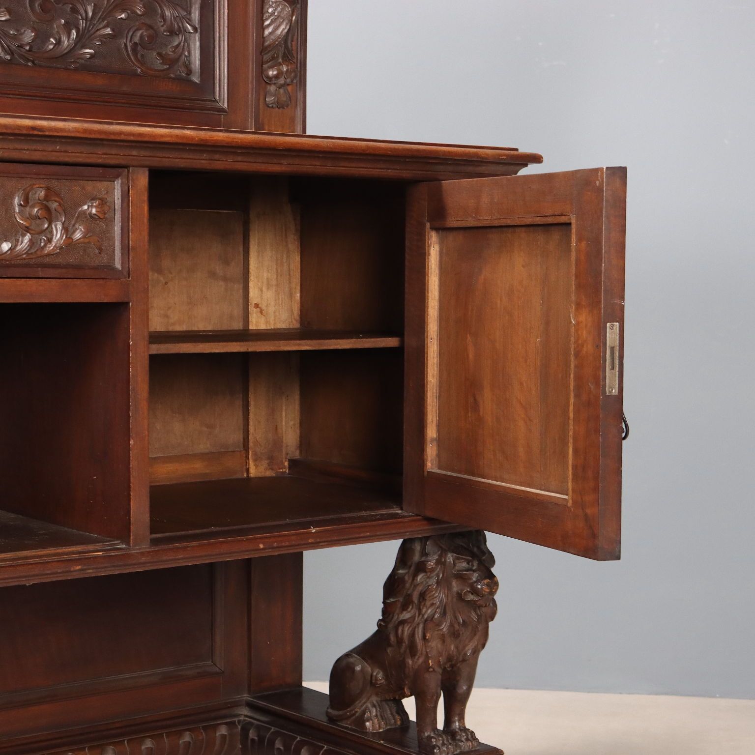 Armoire néo-Renaissance en noyer, Italie, début du XXe siècle photo buy