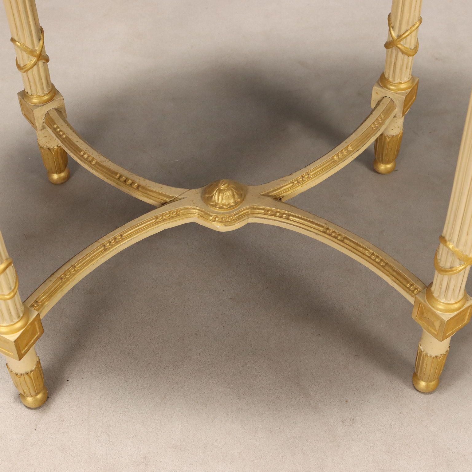 Table centrale de style néoclassique en bois sculpté, XIXe siècle photo vinterior