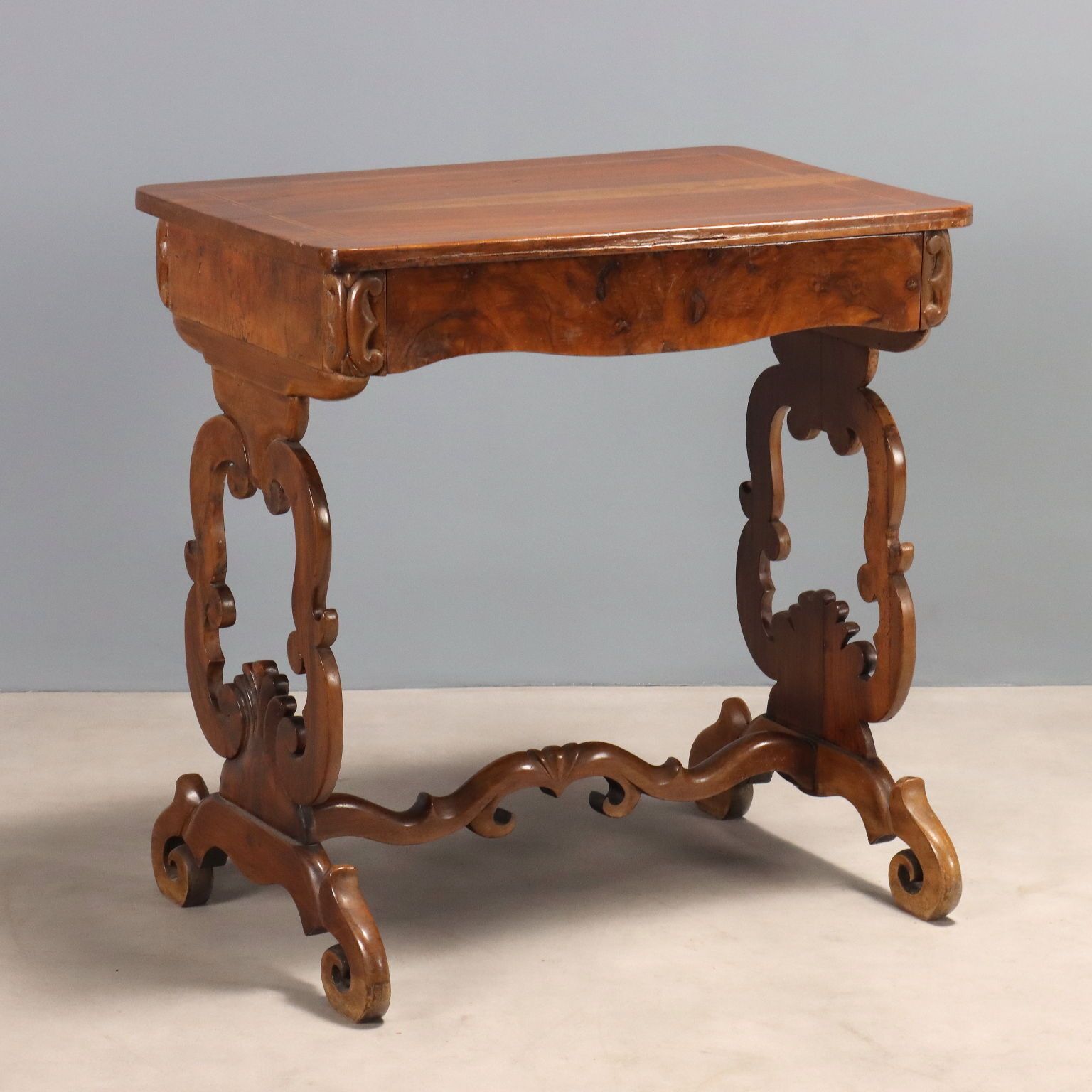 Antiek schrijfbureau Louis-Philippe, walnoot, Italië, 19e eeuw