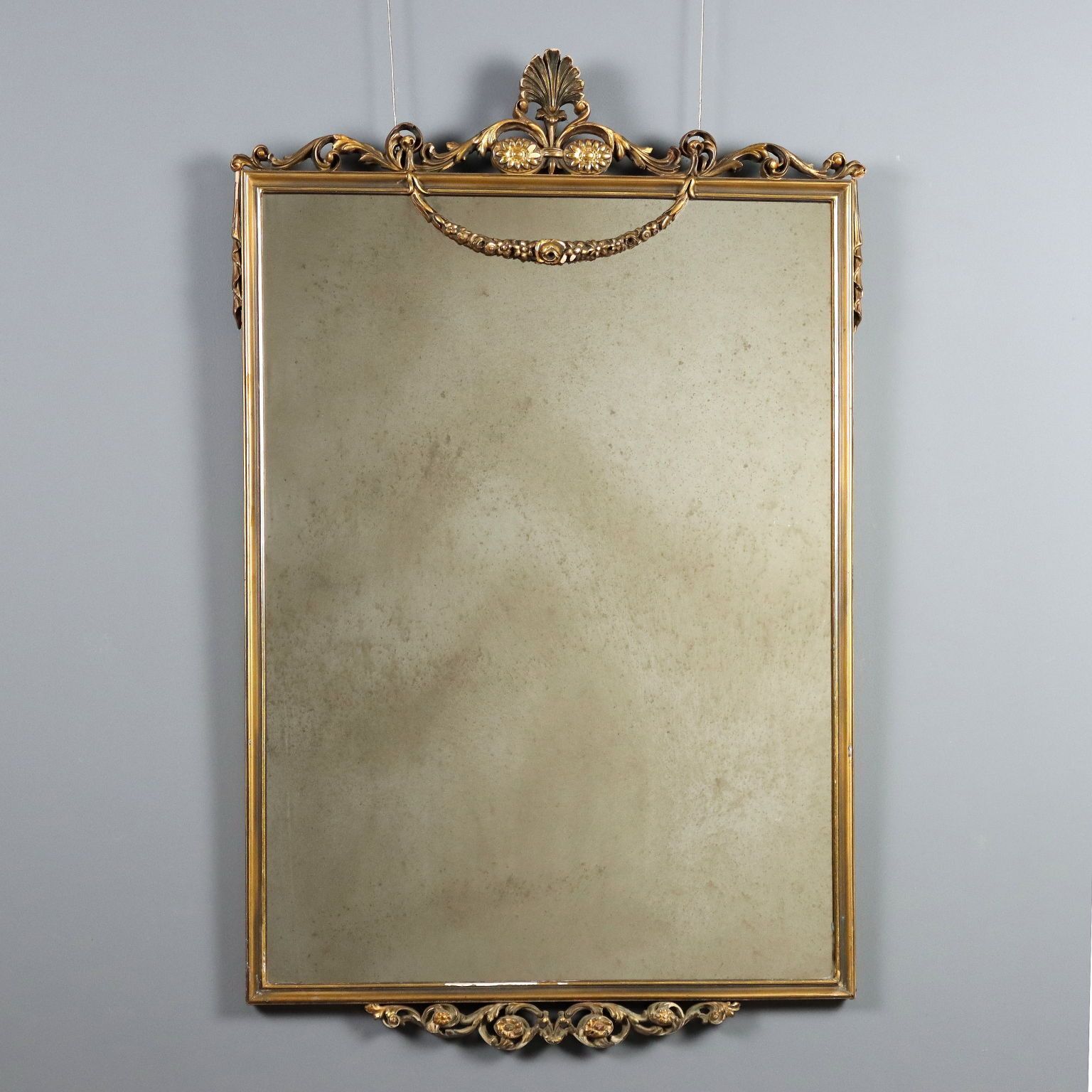 Miroir de style sculpté et doré