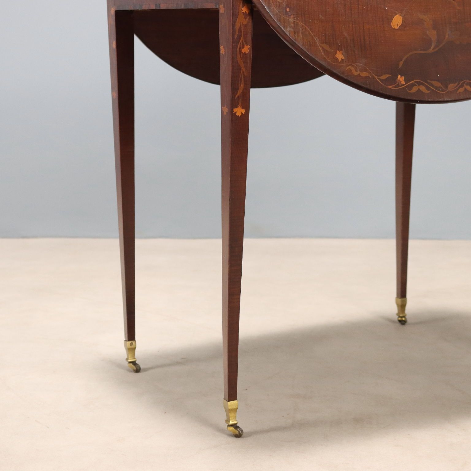 photo furniture Petite table d'époque en acajou à incrustations, Royaume-Uni, XIXe siècle