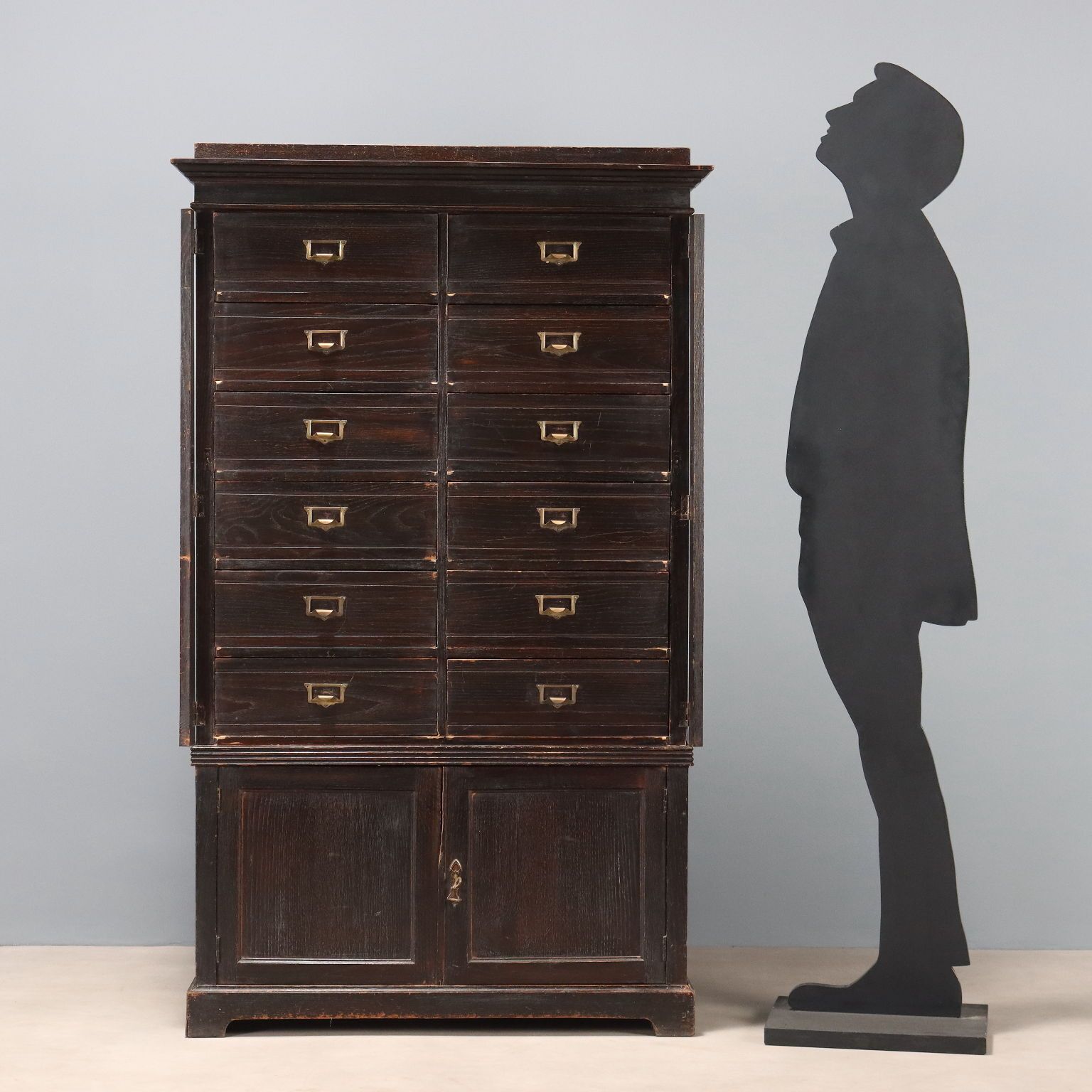 Commode d'époque en chêne, Italie, XXe siècle photo for sale