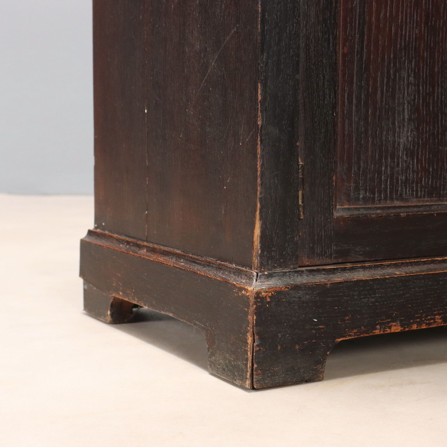 photo for sale Commode d'époque en chêne, Italie, XXe siècle