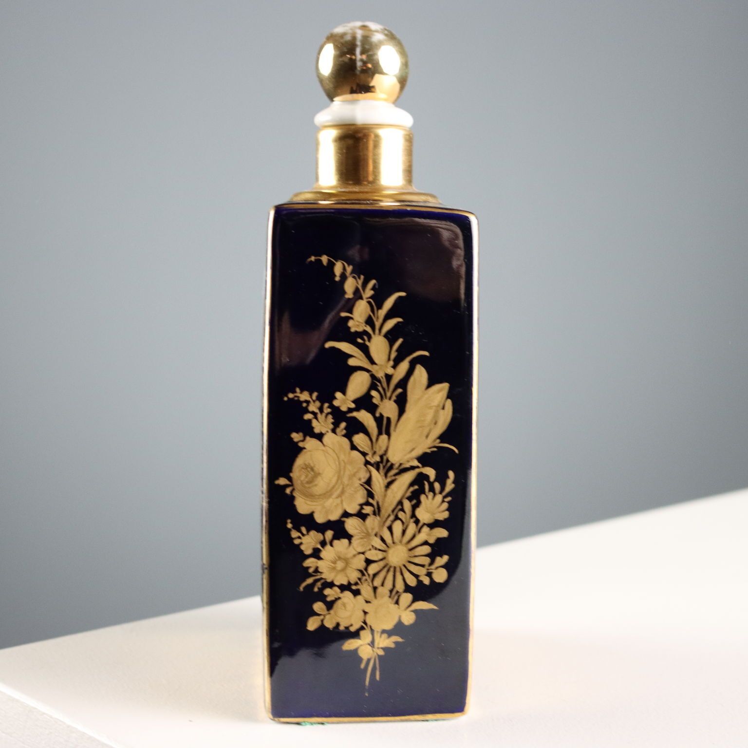 photo for sale Antiek Porseleinen Fles met Schilderingen van Mythologische Taferelen, 19e Eeuw