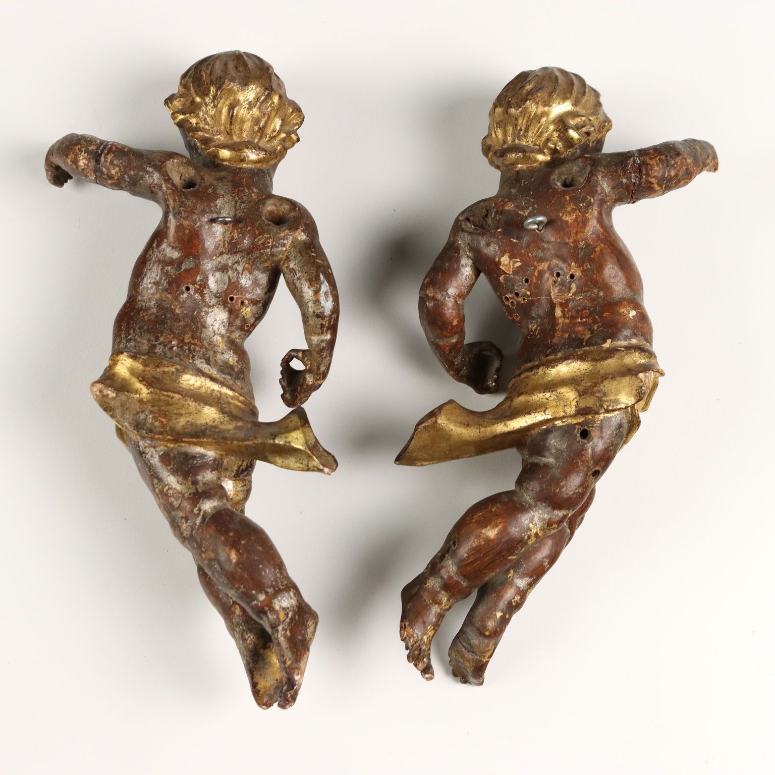 photo for sale Anges d'époque sculptés en bois doré et laqué, Italie, XIXe siècle