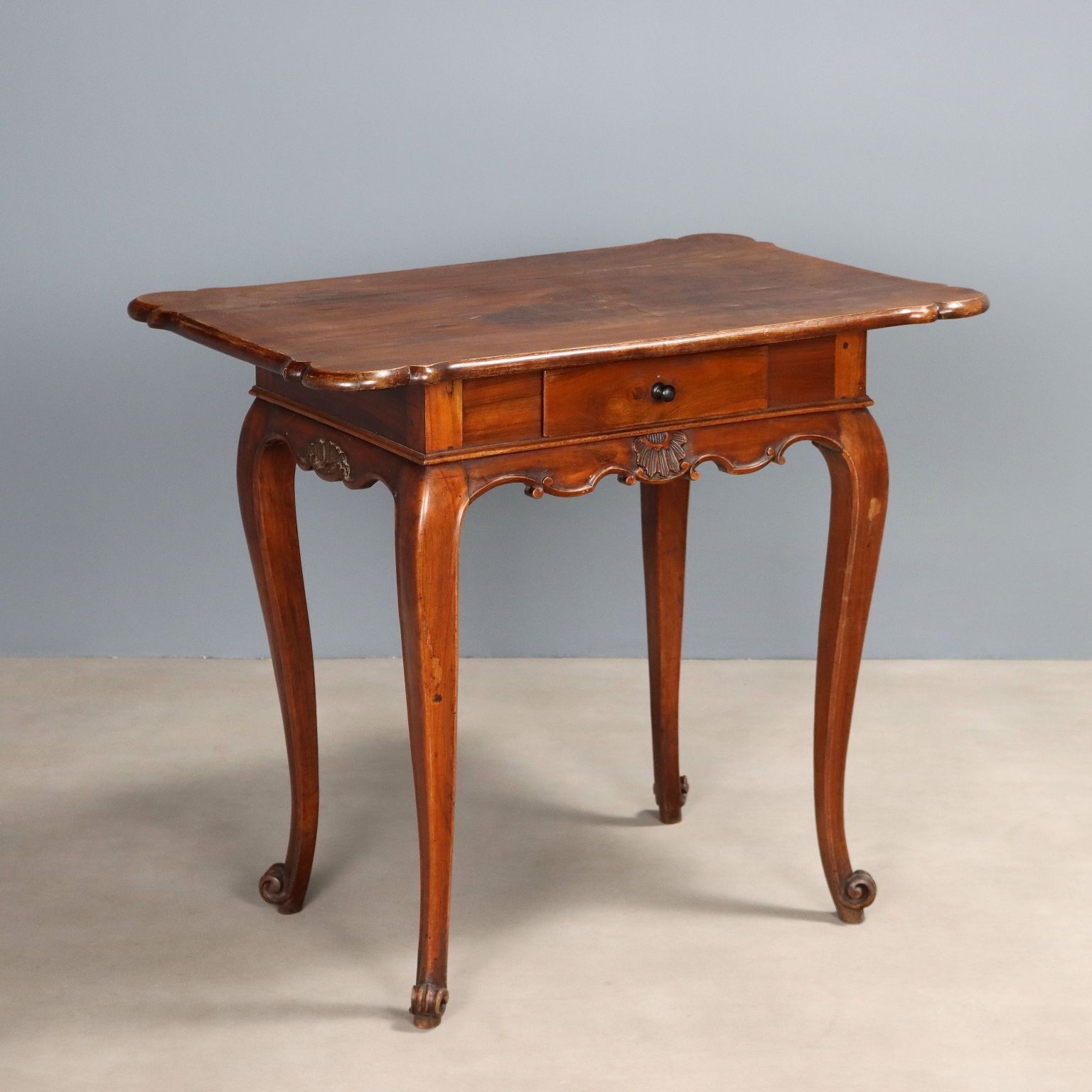 Bureau d'époque en noyer sculpté, Italie, XIXe siècle