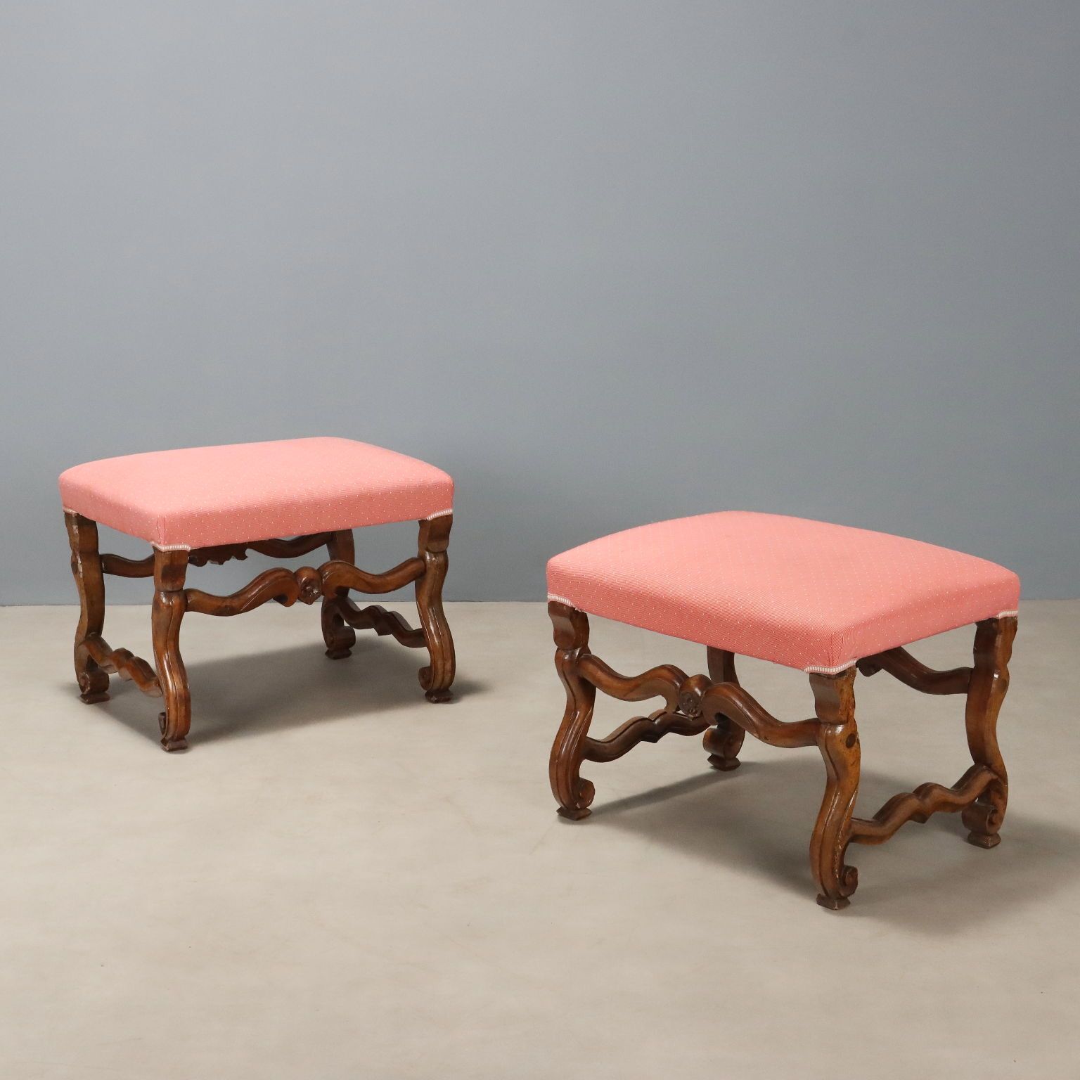 Tabourets baroques en noyer sculpté et tissu, Italie, XVIIIe siècle