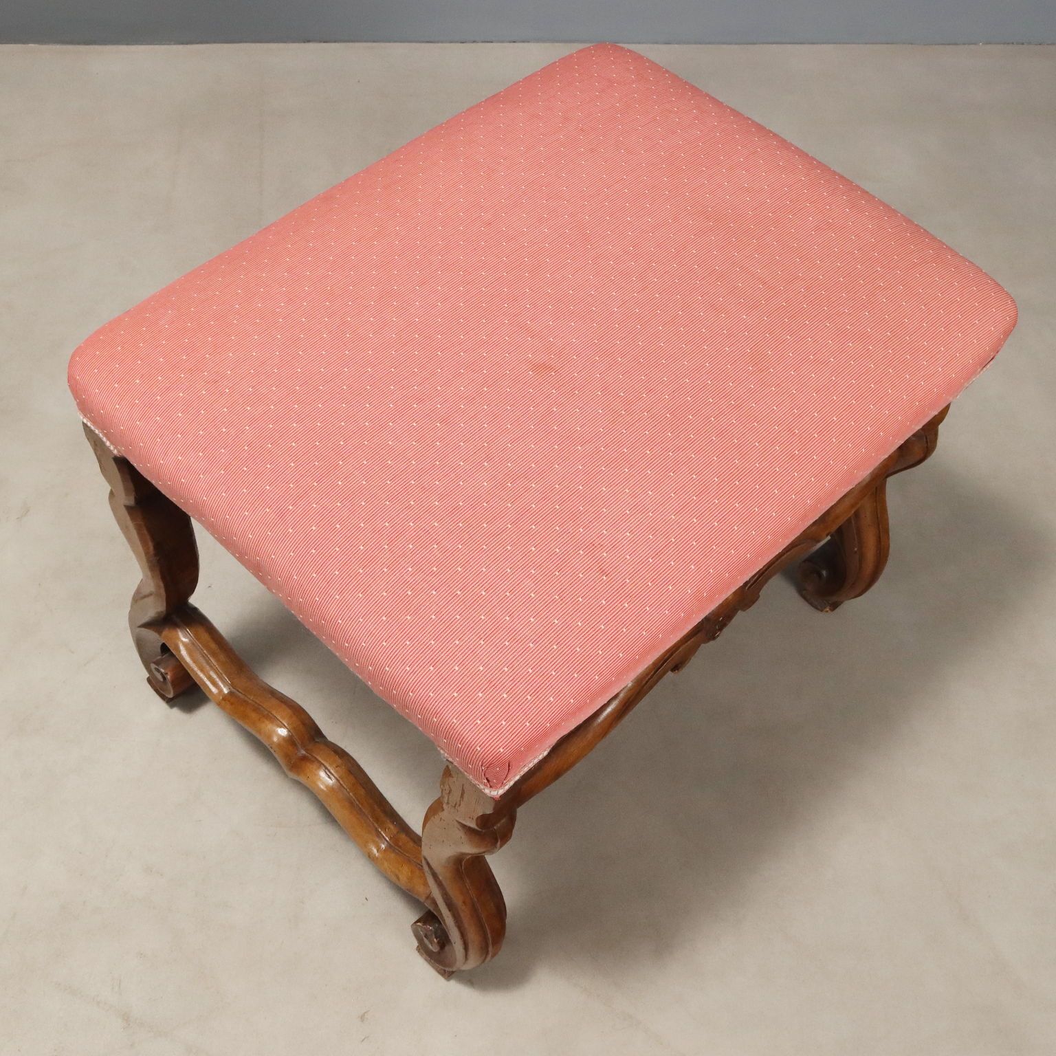 Tabourets baroques en noyer sculpté et tissu, Italie, XVIIIe siècle photo buy