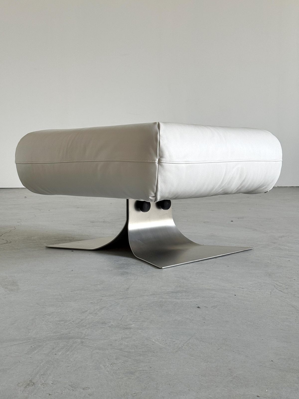 Furniture Oscar Niemeyer ‘Alta’ Lounge Chair & Ottoman For Mobilier International, White Leather, 1971 France photo