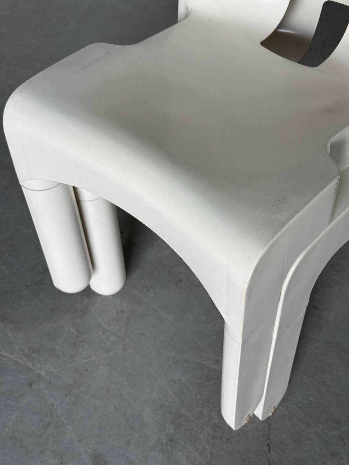 photo vinterior Pair Of Joe Colombo Model ‘4867’ Or ‘Universale’ White Edition Chairs For Kartell, Space Age Era, 1987 Italy