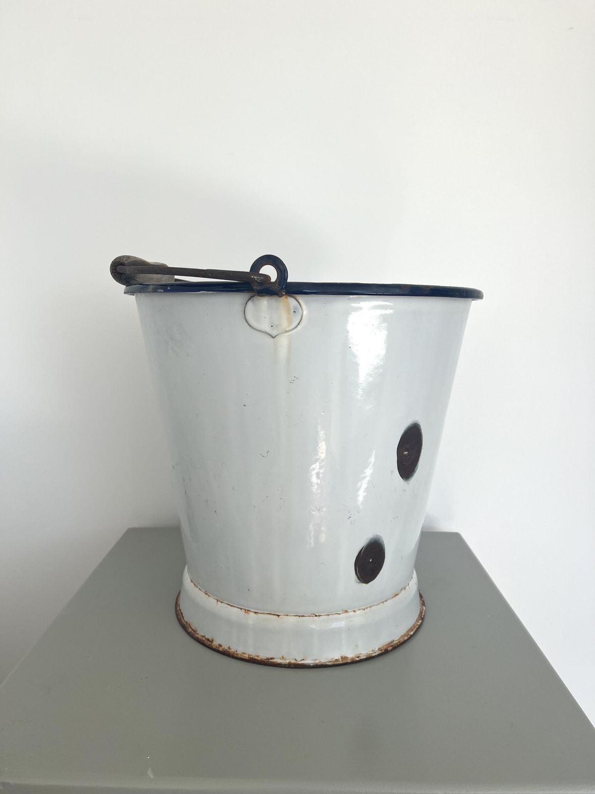 photo furniture Vintage Italian Blue & White Enamel Bucket