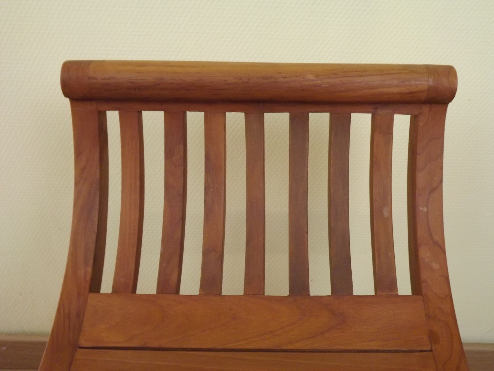 photo vintage Tabouret curule en bois massif, siège à lattes courbées, mid-century modern