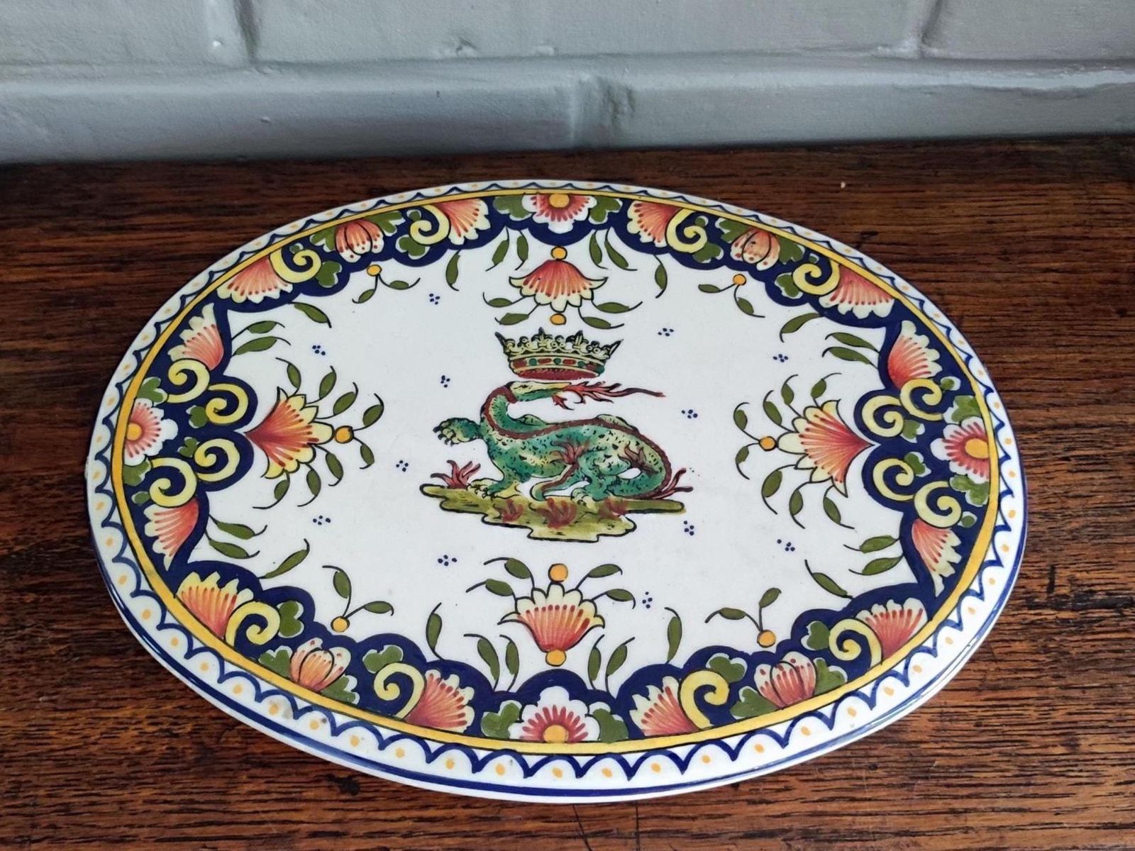 Dessous-de-plat d'époque français en céramique de Desvres, décor classique à couronne royale photo furniture
