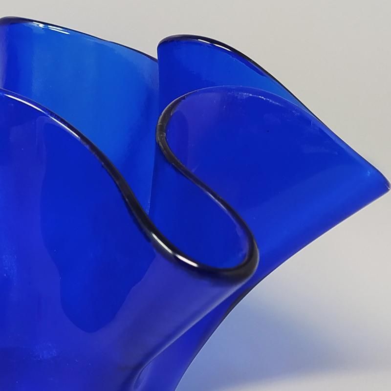 Vase bleu « Fazzoletto » Dogi en verre de Murano, années 1970. Fabriqué en Italie photo vinterior