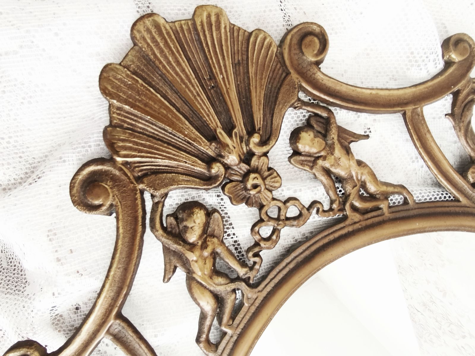 Woonaccessoires Grote antieke messing wandspiegel met cherubijnen, ovaal rocaille ornament photo