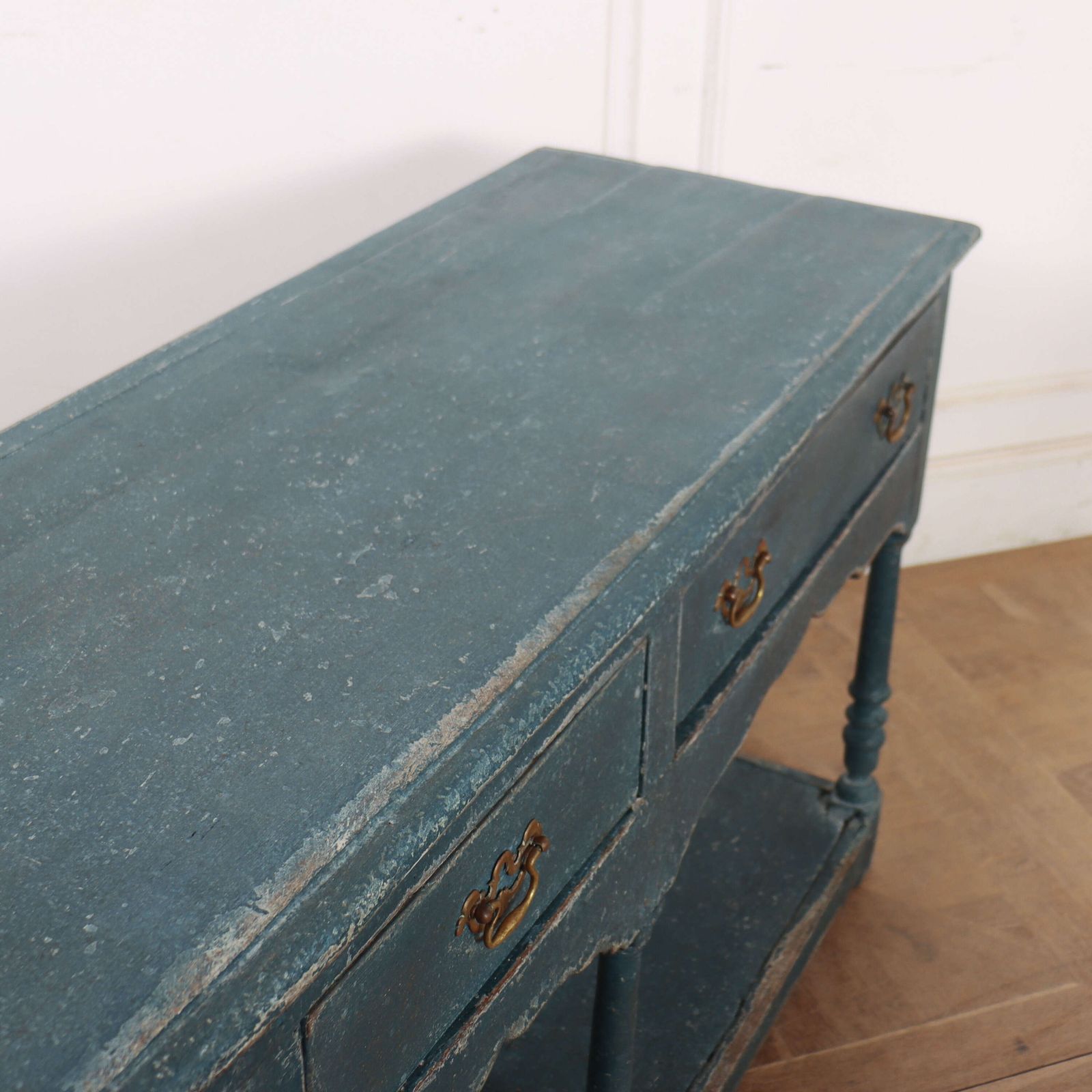 photo vinterior English Potboard Dresser Base, 1700s
