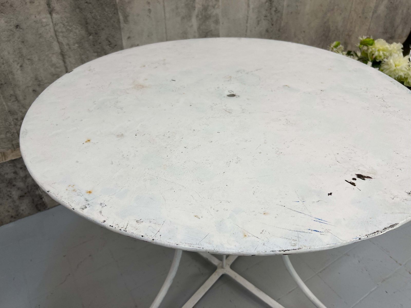 White Metal Garden Table photo vinterior