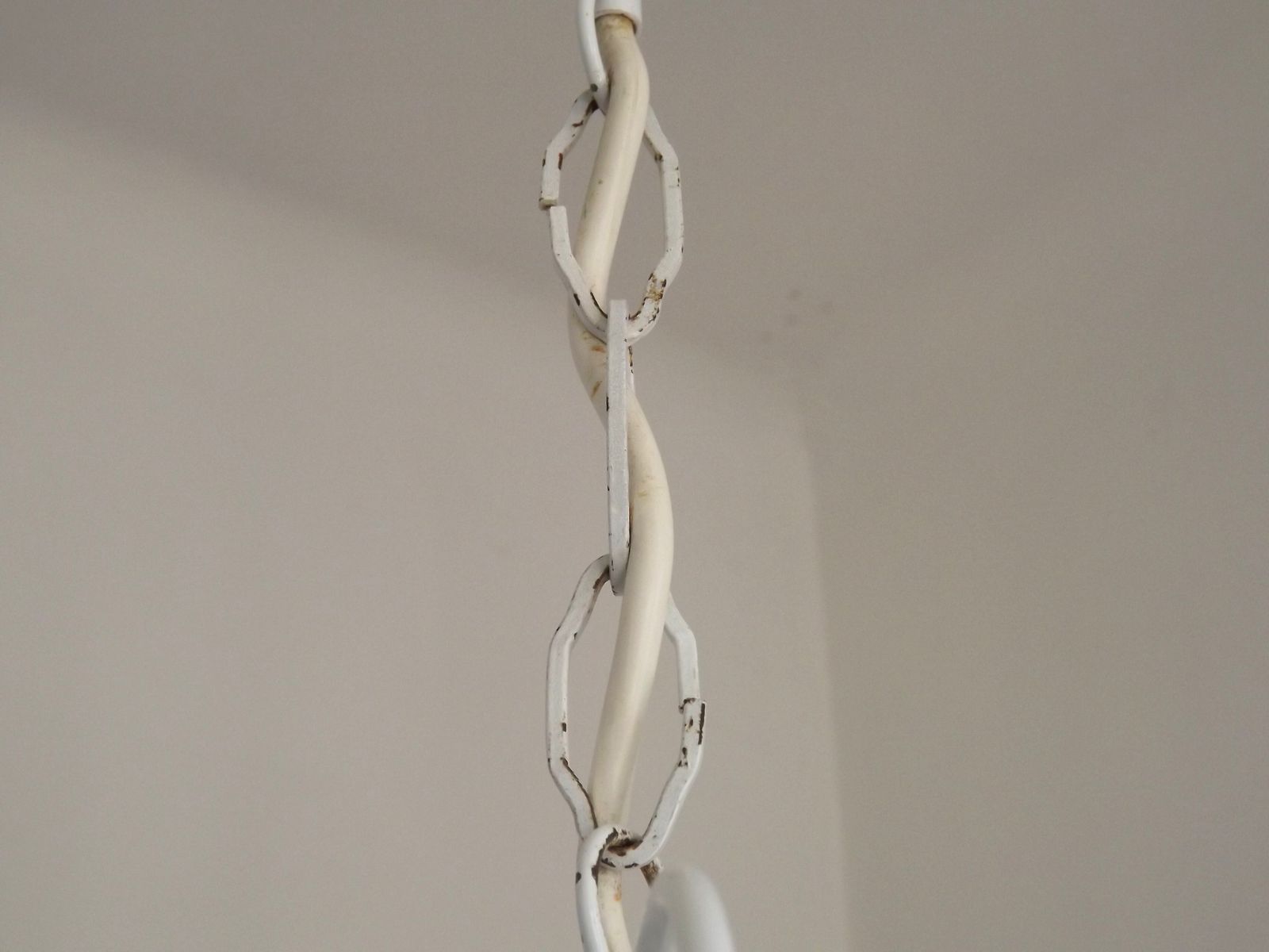 Lustre à 5 feux vintage en tôle laquée blanche, fleurs de glycine roses en cascade, France photo vintage