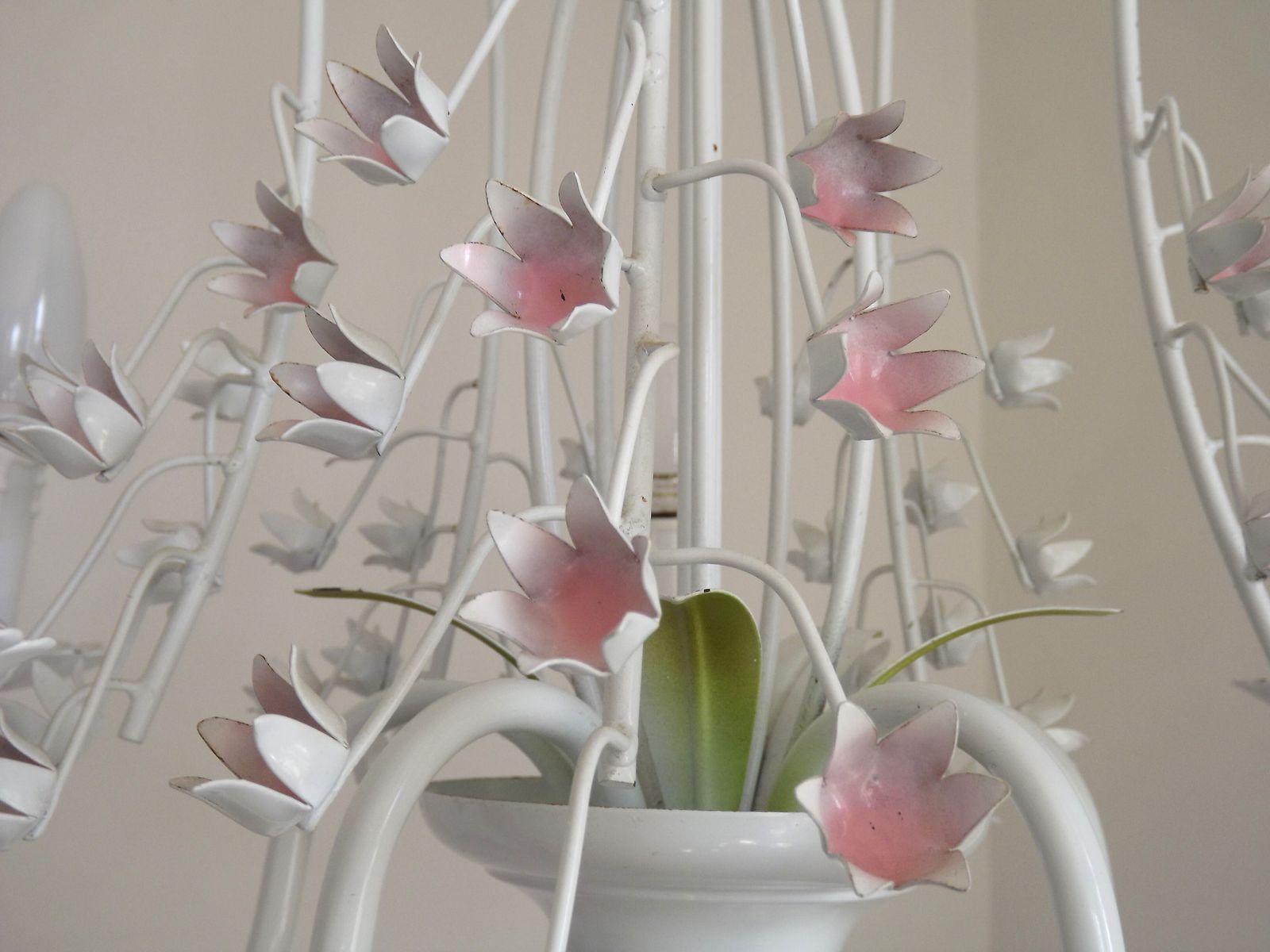 187.5 Lustre à 5 feux vintage en tôle laquée blanche, fleurs de glycine roses en cascade, France photo
