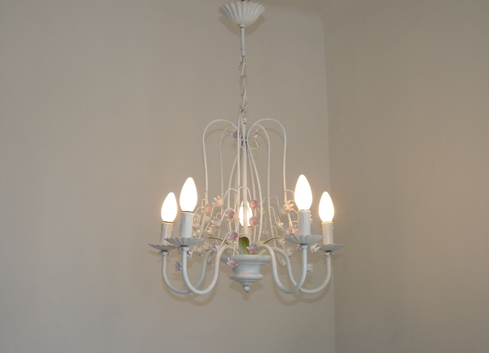 Lustre à 5 feux vintage en tôle laquée blanche, fleurs de glycine roses en cascade, France photo Luminaires