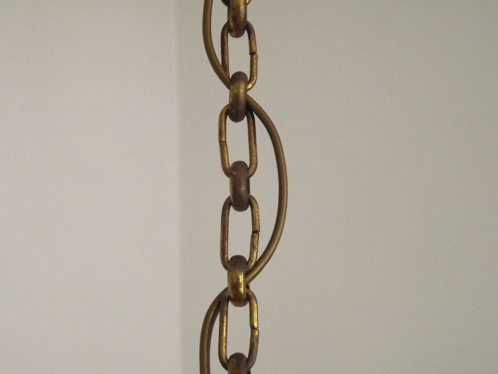 photo furniture Lustre Art Nouveau français à 4 lumières en bronze, feuilles d'acanthe enroulées