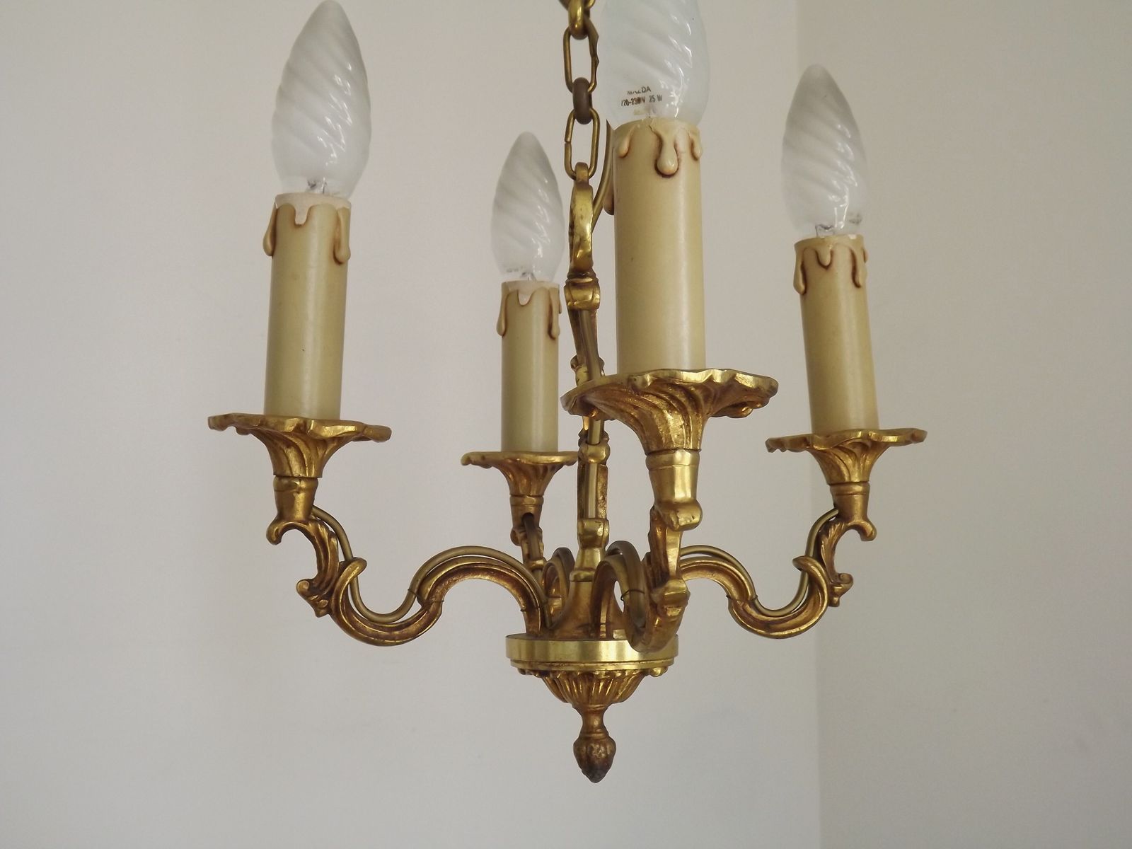 photo vinterior Lustre Art Nouveau français à 4 lumières en bronze, feuilles d'acanthe enroulées