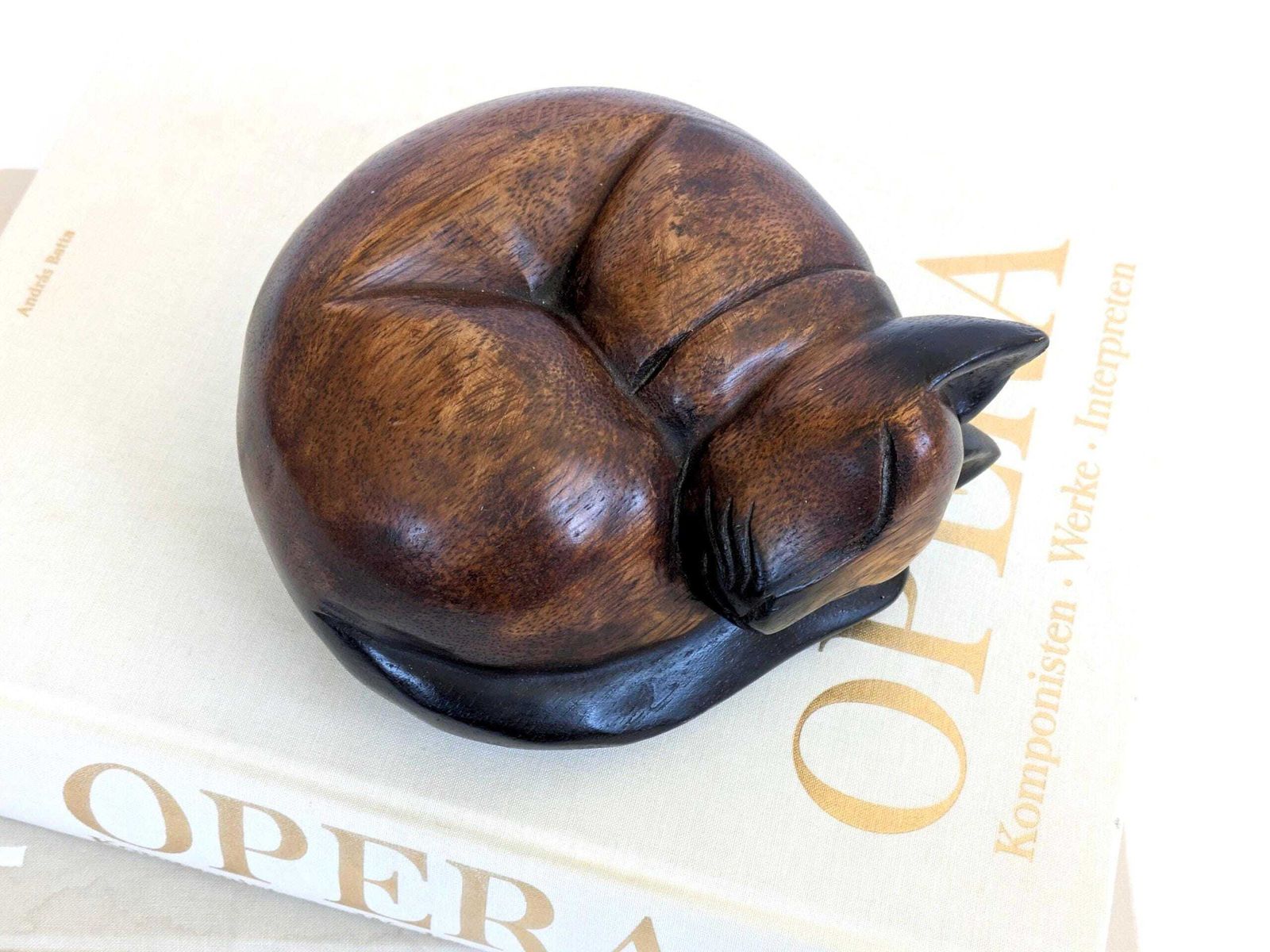 Midcentury Teak Sleeping Siamese Cat Figurine Bookend Paperweight, Scandinavian Wood Decor photo vinterior