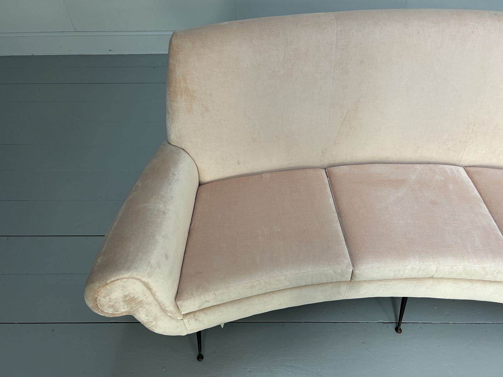 photo furniture Minotti "Gigi Radice" Curved 3 Seat Sofa In Pale Pink Velvet
