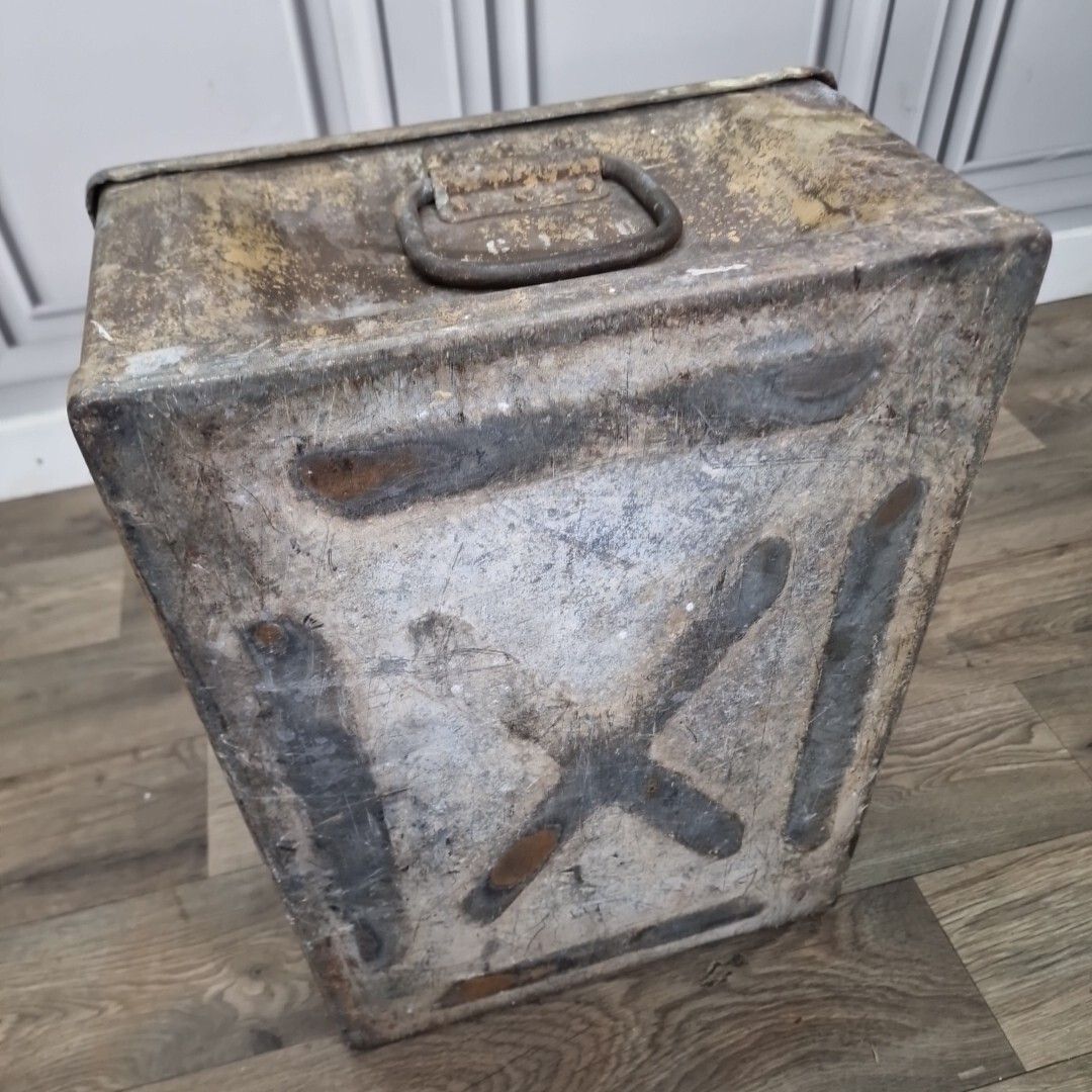 photo furniture Vintage Heavy Metal Trunk Military Box Storage Chest Coffee Table Case Tool Ammo