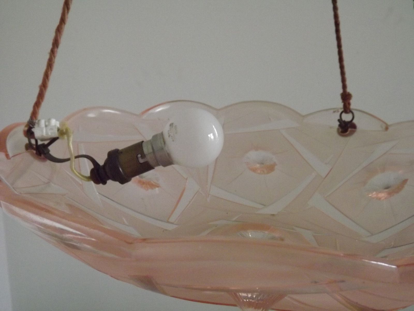 photo vintage French Art Deco Stamped 1053 Pink Glass Plafonnier Hanging Light Pink Ropes