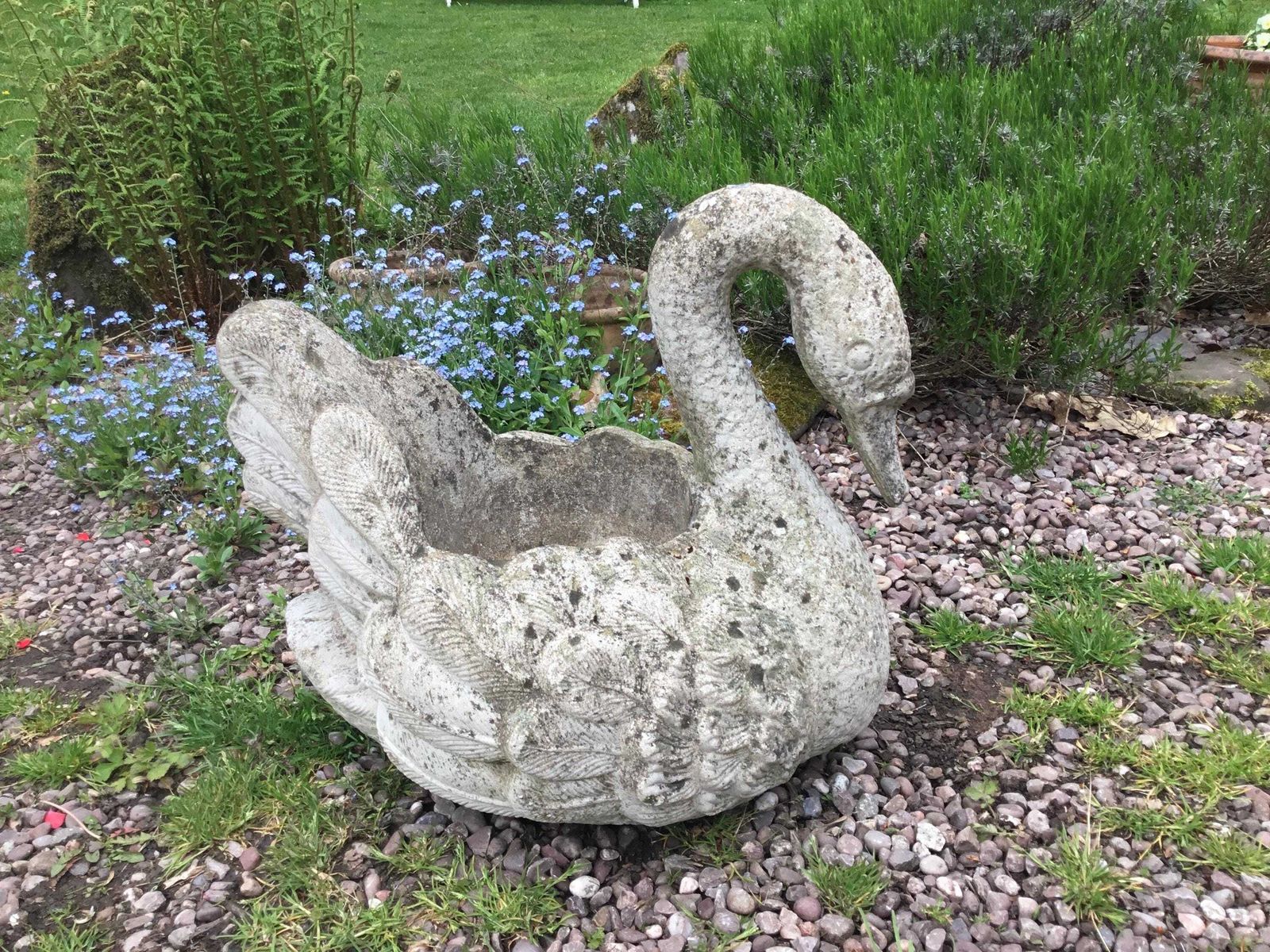 photo vinterior Matching Pair Of Very Large Vintage Reconstituted Stone Swan Planters