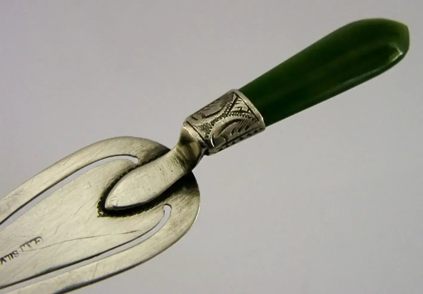 Zeldzame Engelse boekenlegger in sterling zilver met Nieuw-Zeelandse jade, troffelvorm, ca. 1900 photo furniture