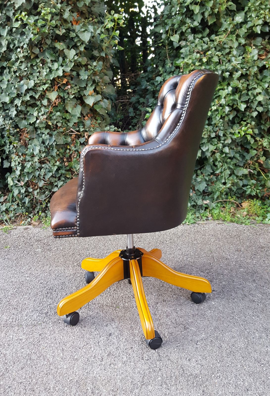 photo furniture Antique Style Brown Leather Swivel Desk Chair